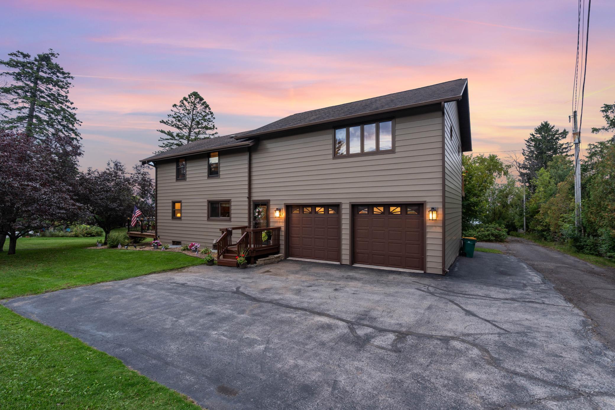4 Lakeside Court — photo