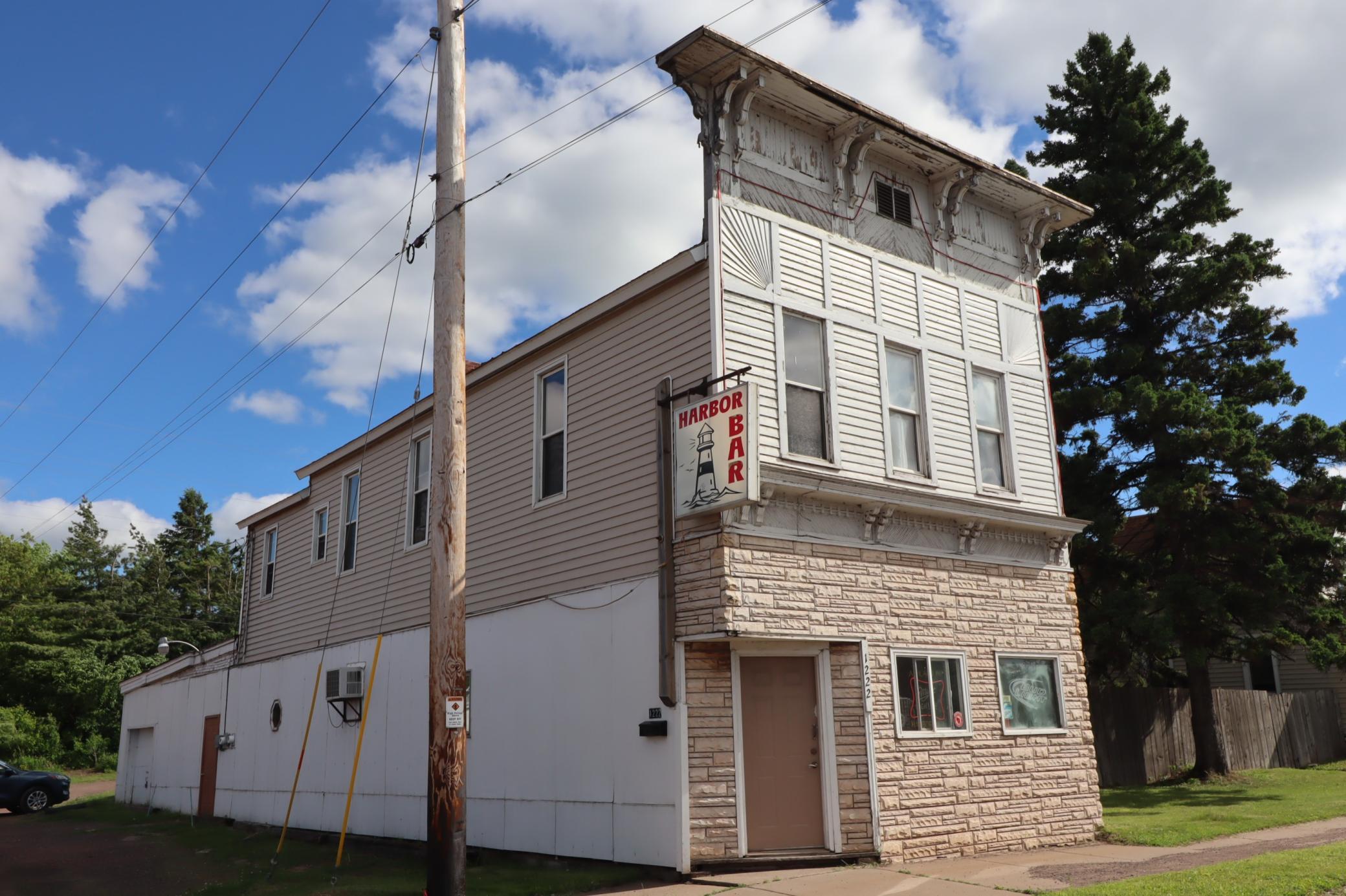 1222 Lake Shore Drive E — photo