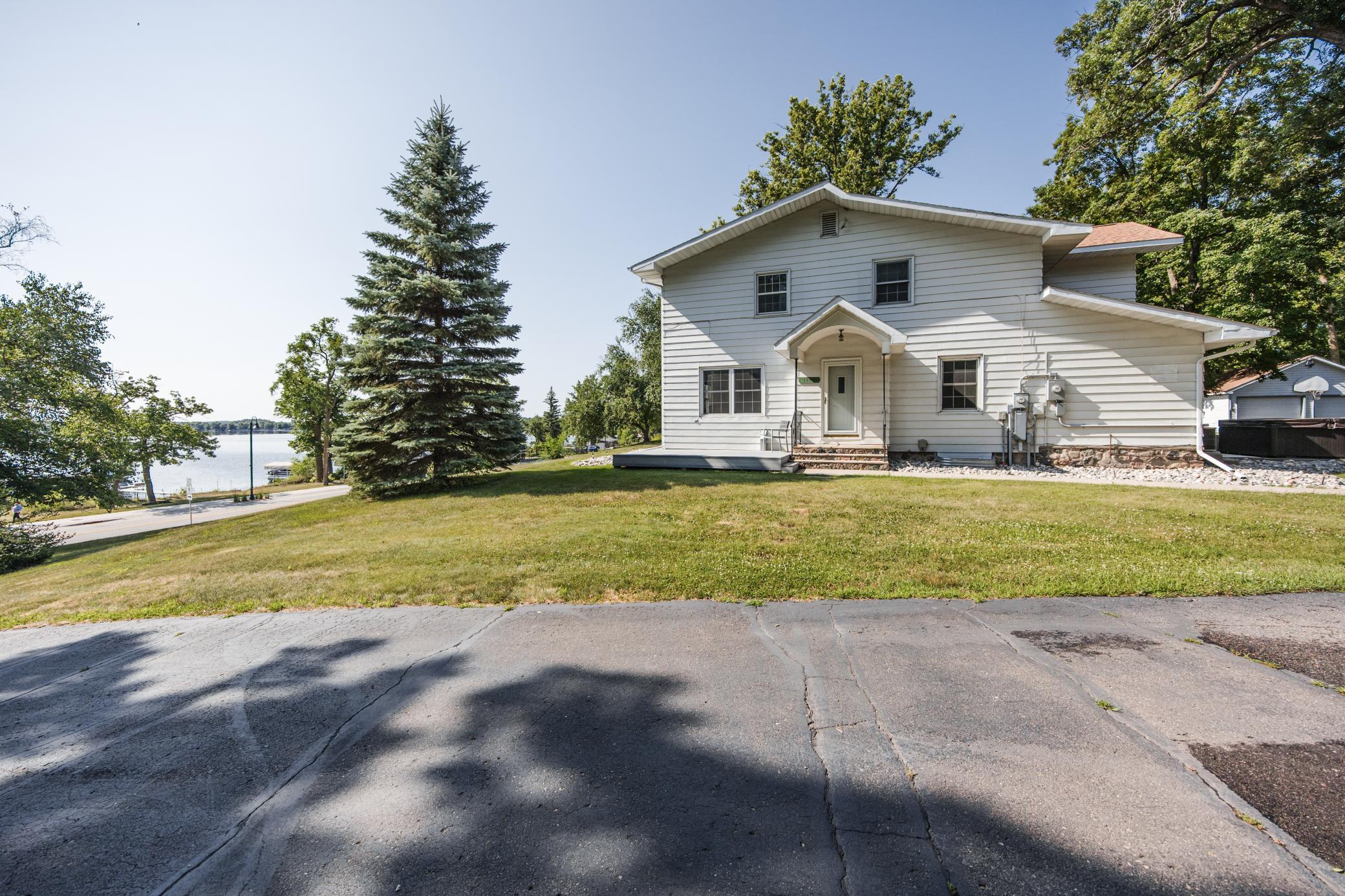 1104 W Lake Drive — photo