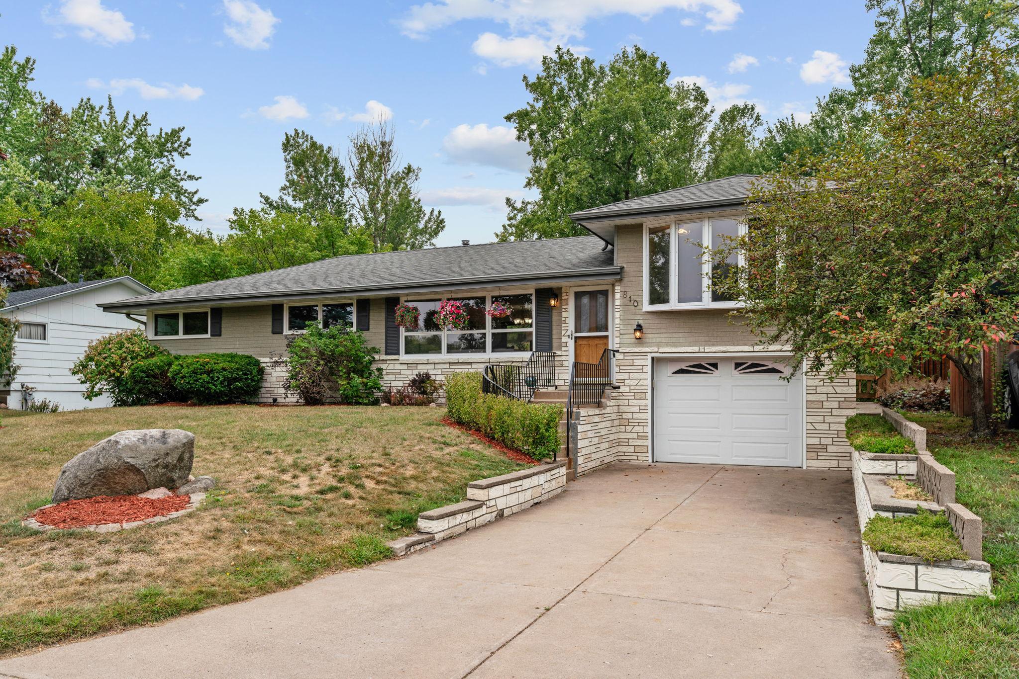 810 Oakwood Drive — photo