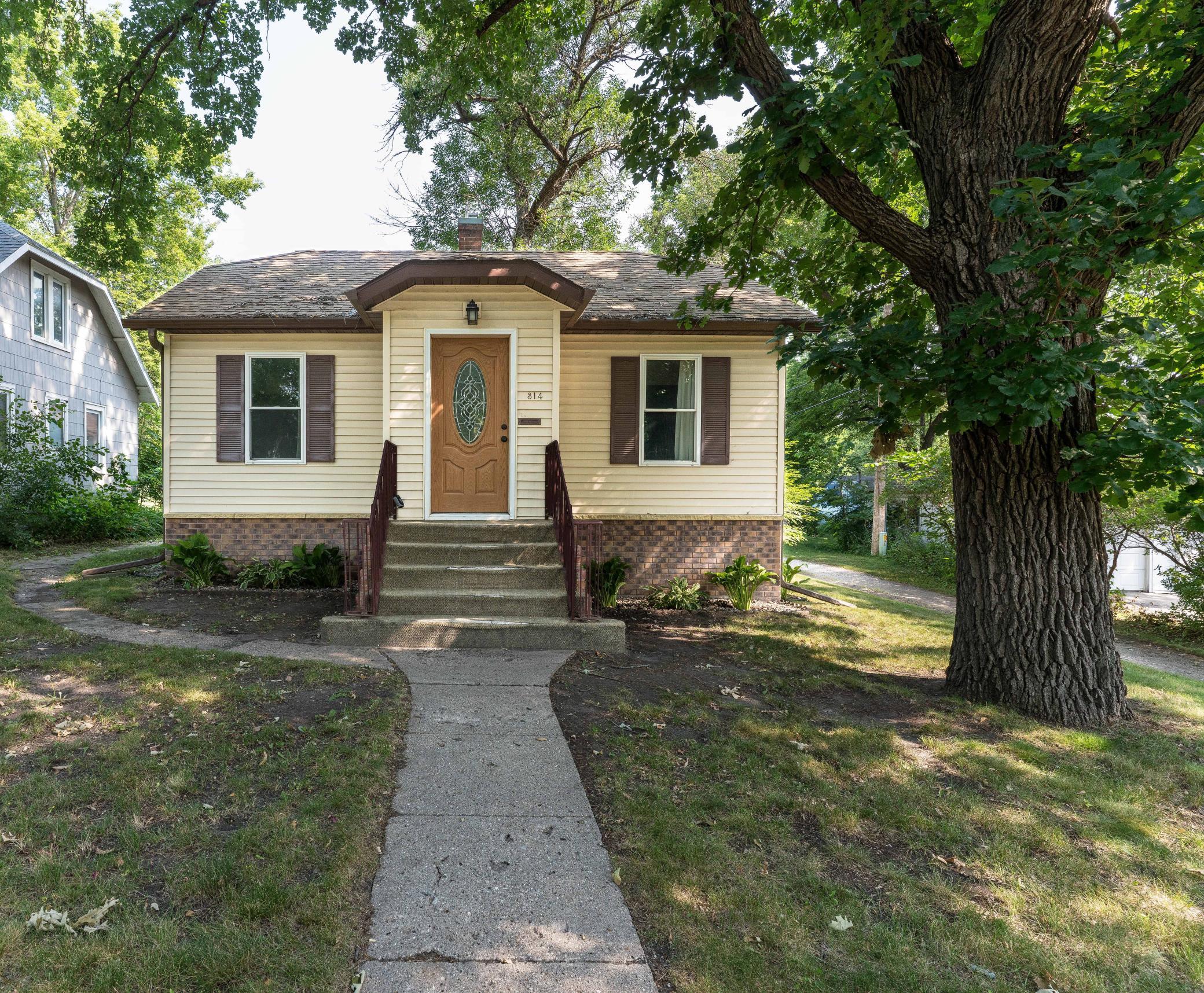 314 Birch Avenue W — photo