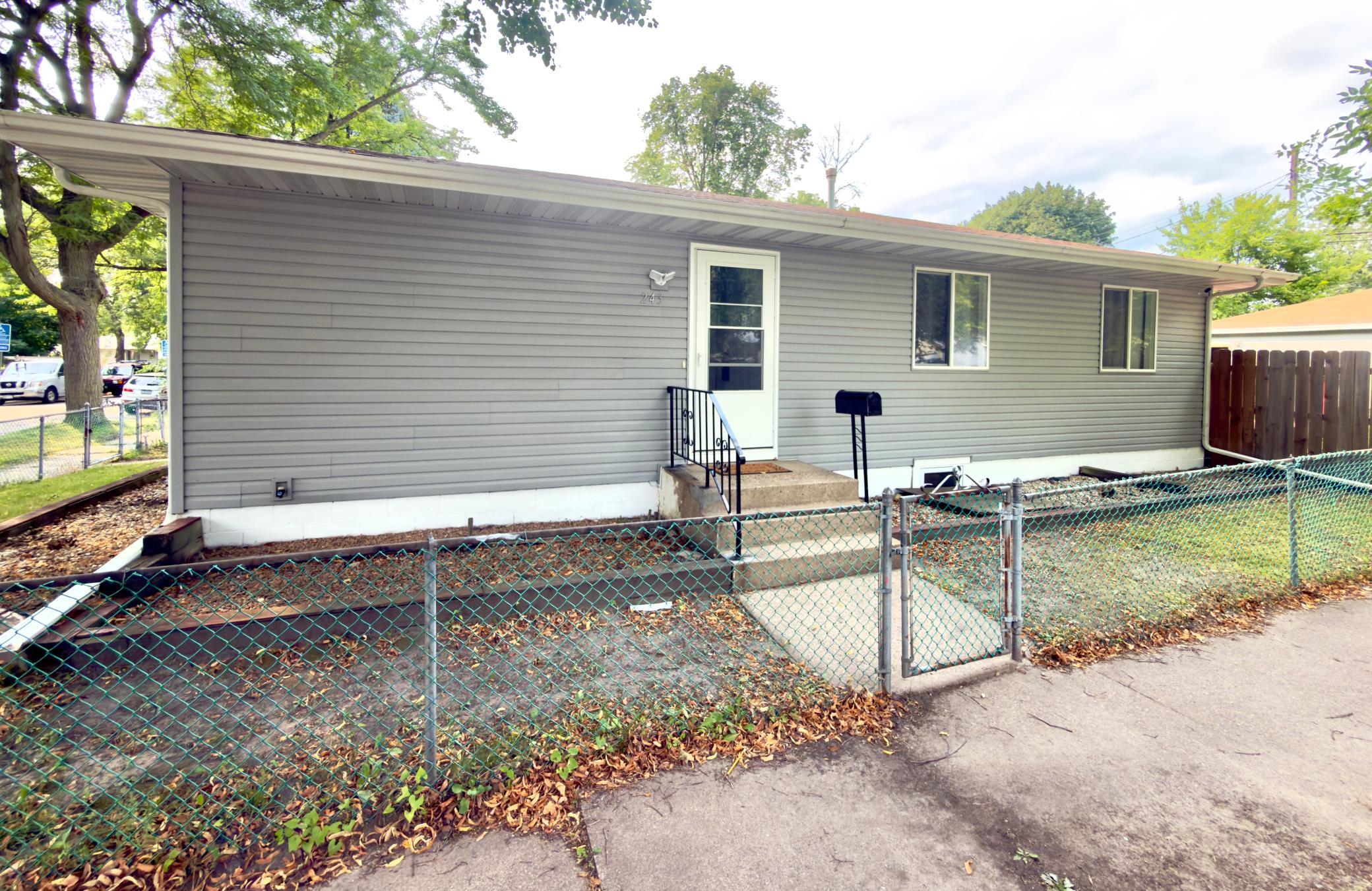 243 Winifred Street E — photo