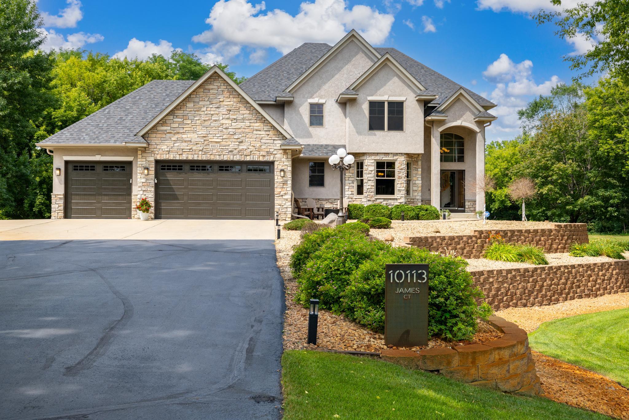 10113 James Court NE — photo