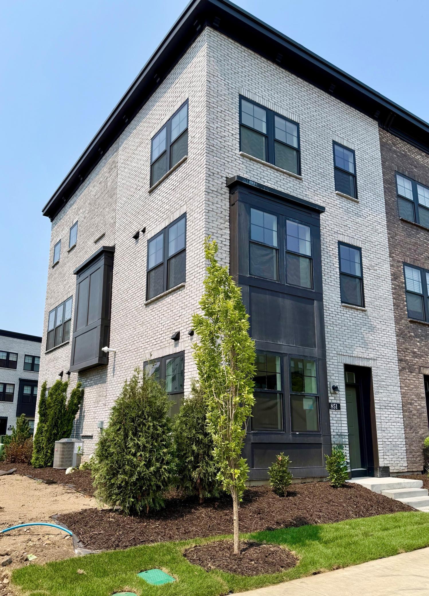 851 Mount Curve — photo