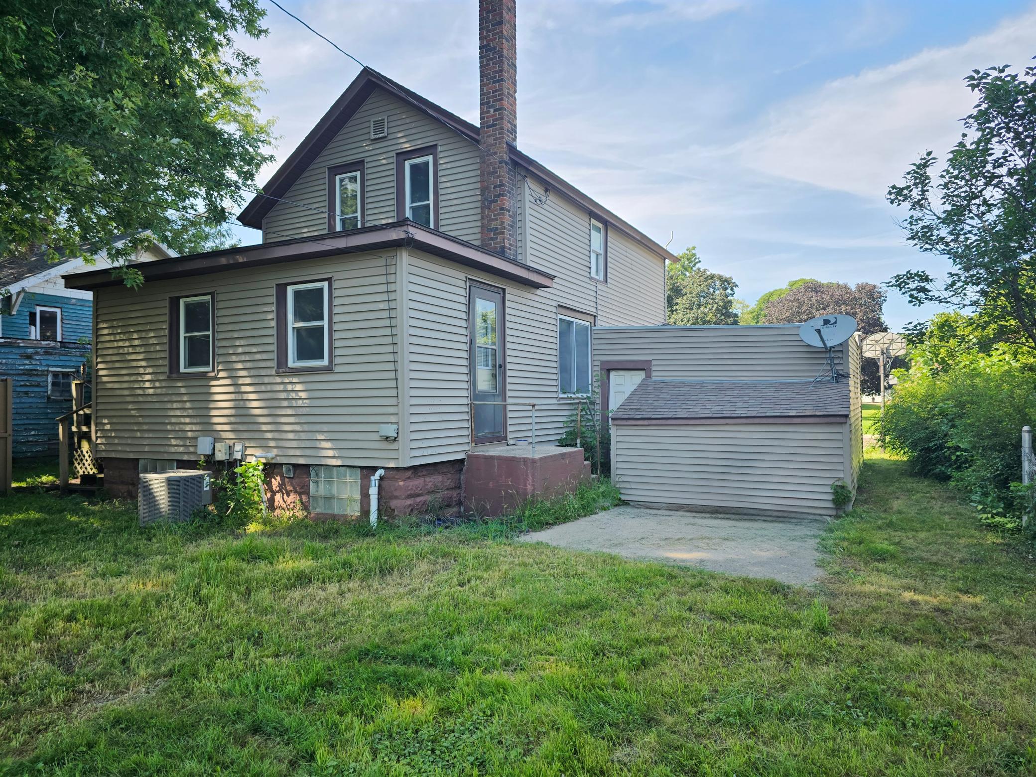 706 E 3rd Street — photo