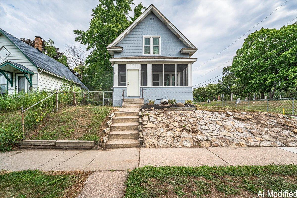 35 Manitoba Avenue — photo