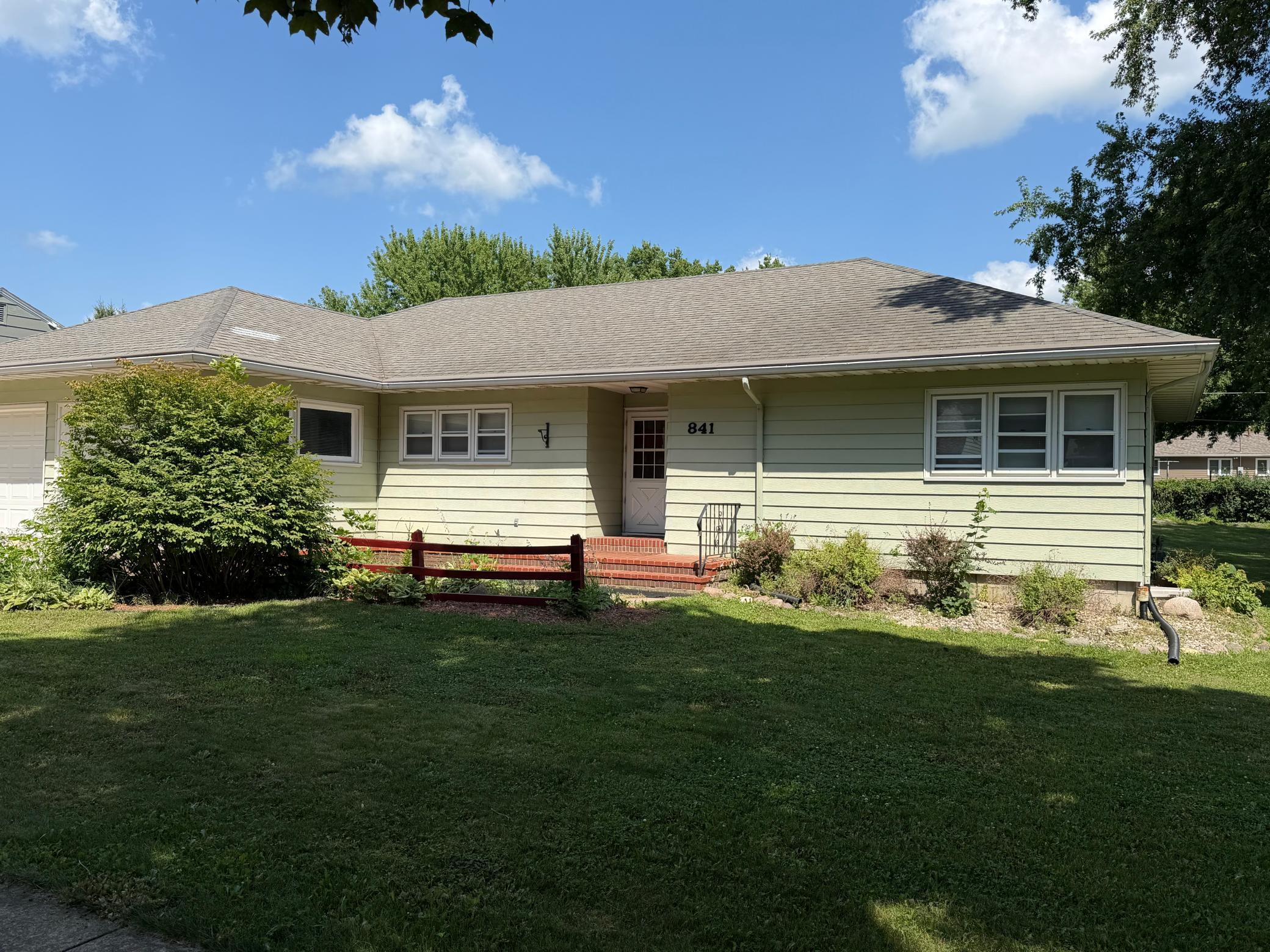 841 Redwood Drive — photo