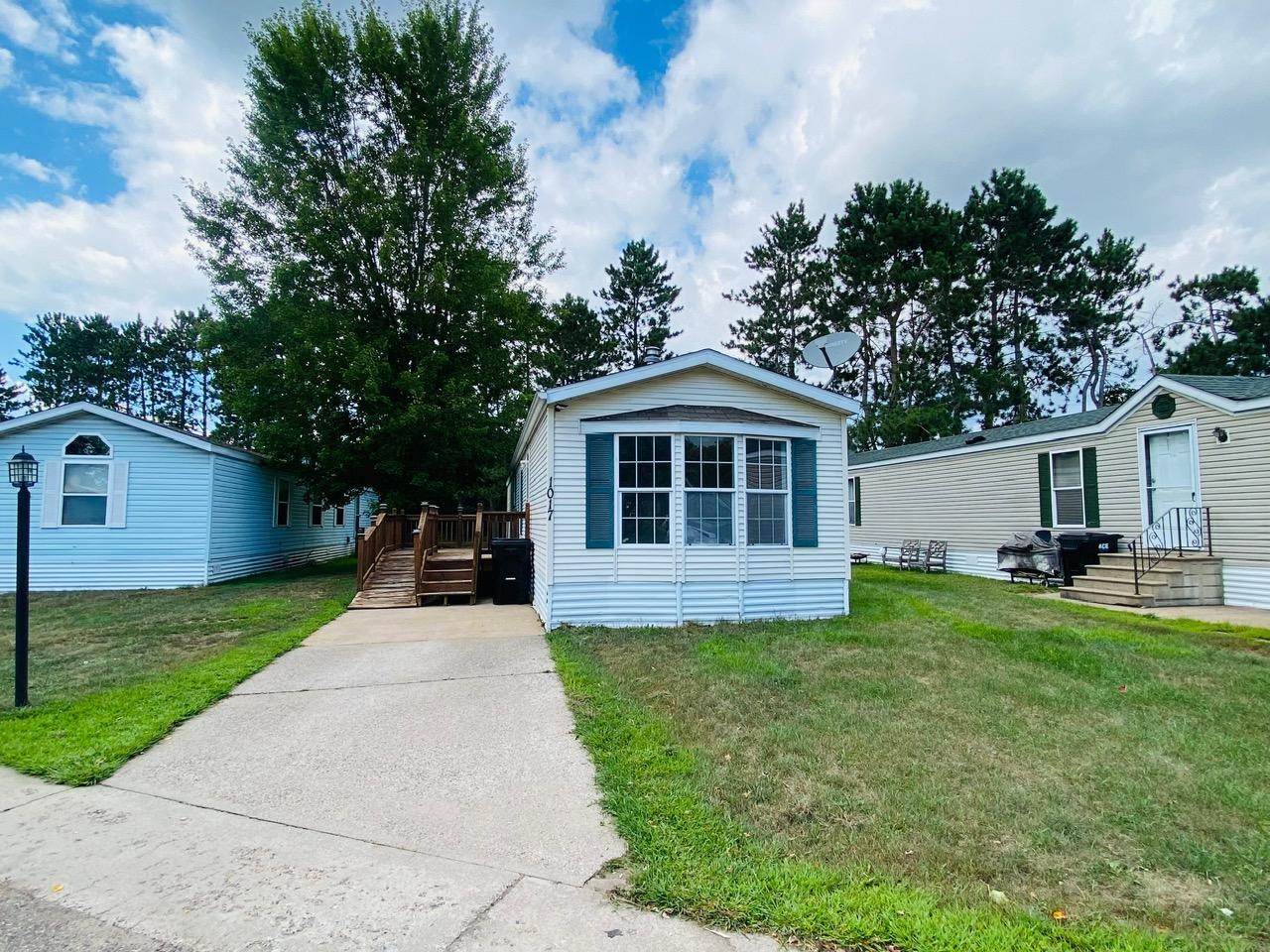 1017 Meadow Lane NE — photo