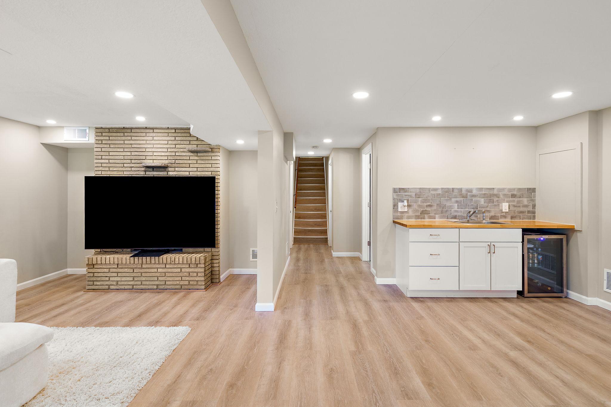 1351 Hillcrest Drive NE — photo