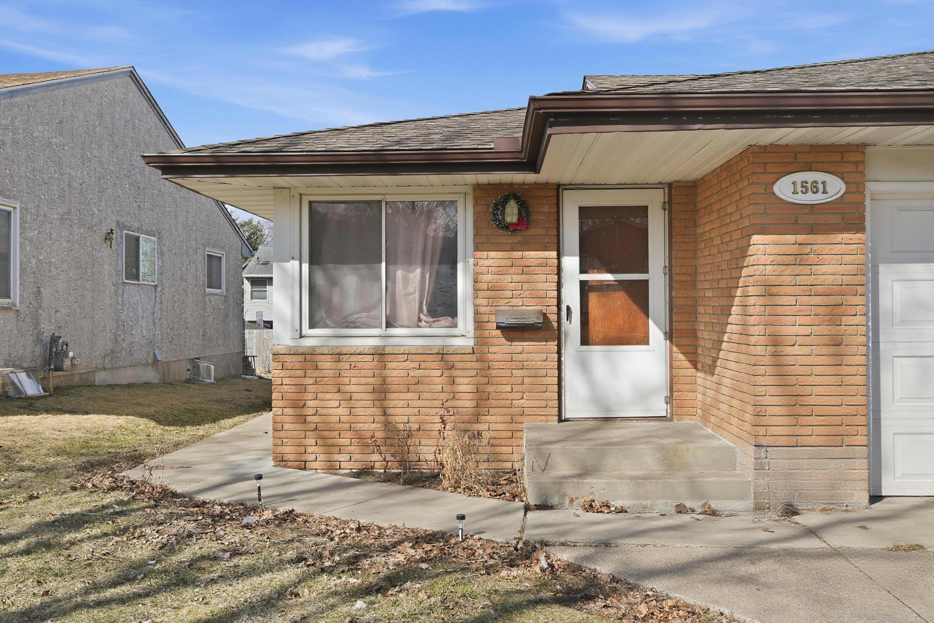 1561 Clarence Street — photo