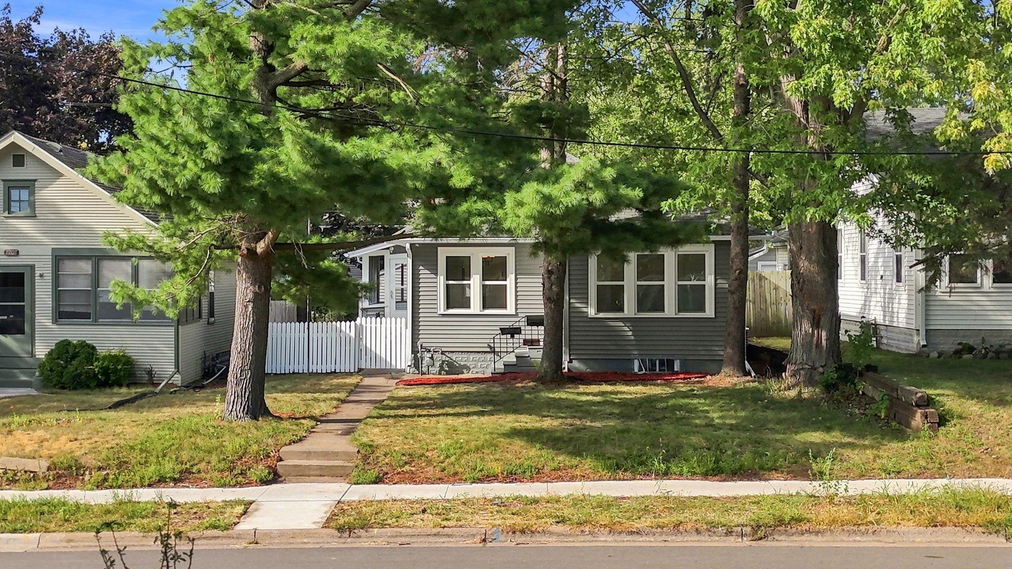 2211 Minnehaha Avenue E — photo