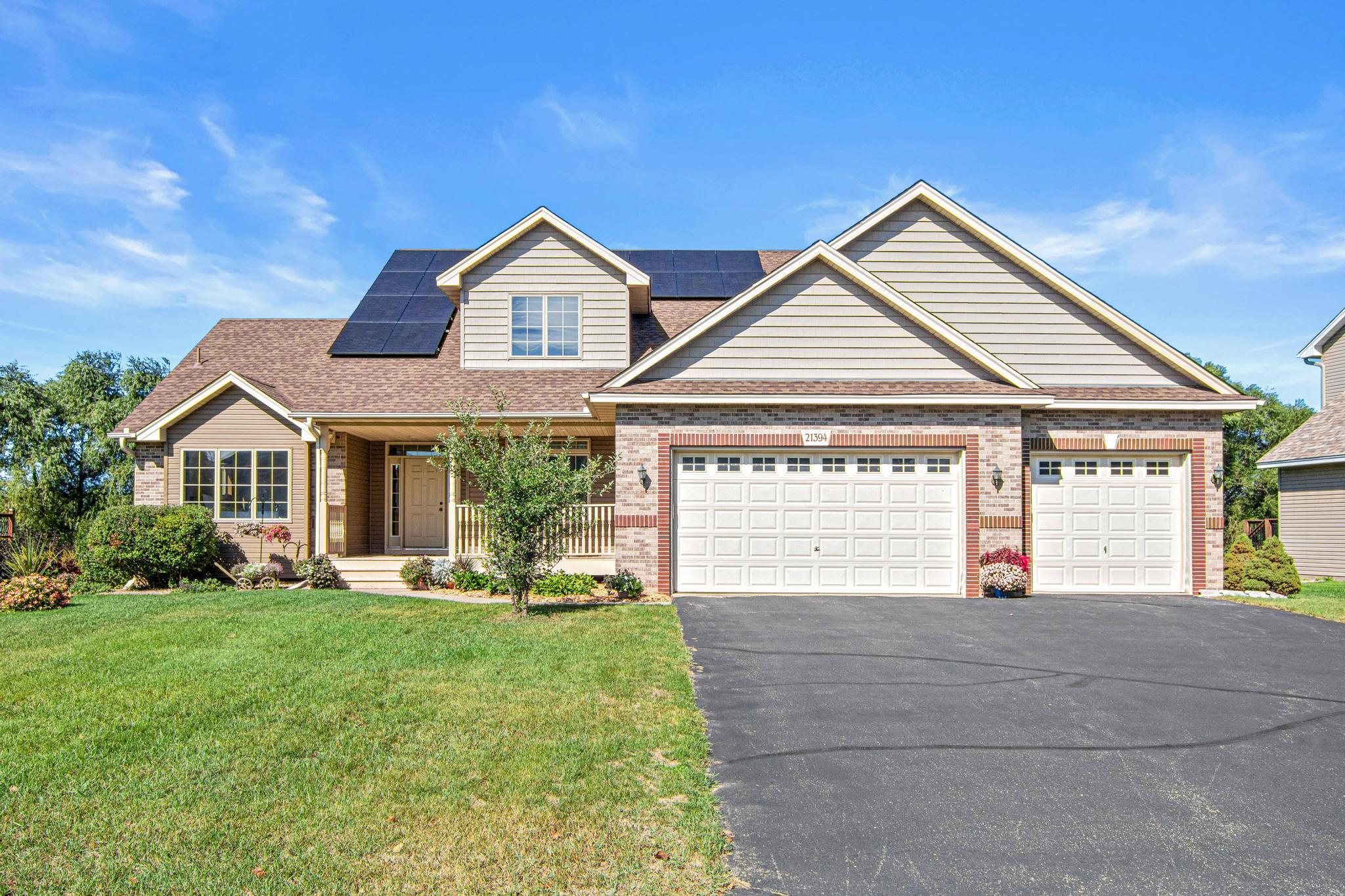 21394 Queen Court NW — photo