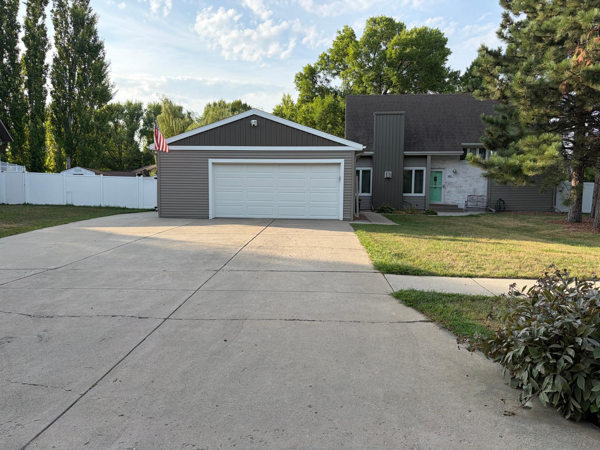 1825 Prairie Lane S — photo