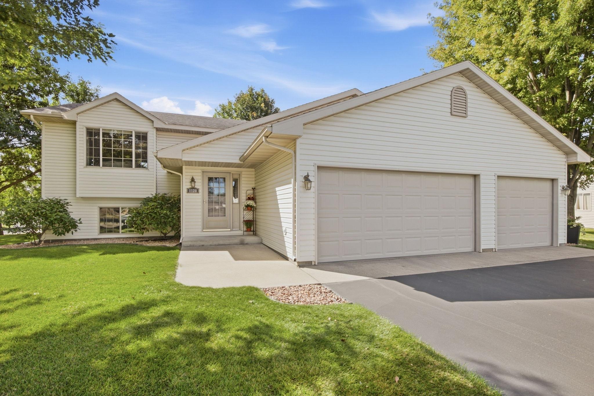 1120 Applewood Court — photo