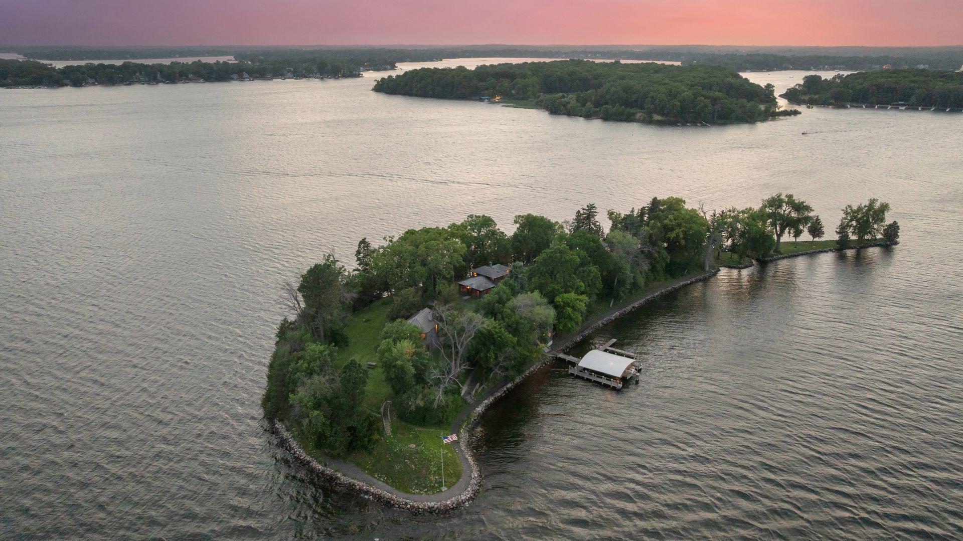 1000 Gale Island — photo