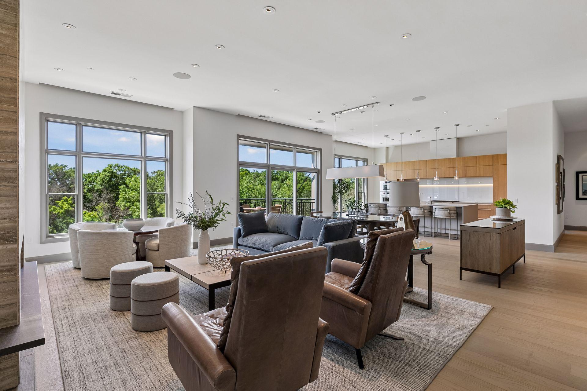 935 Lake Street E Unit 403 — photo