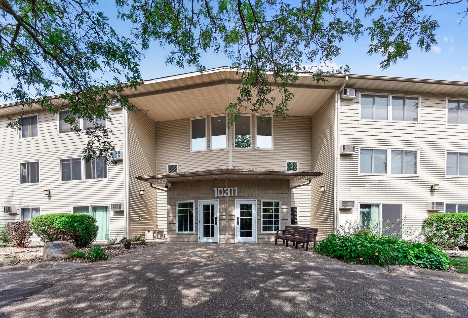 10311 Cedar Lake Road 313 — photo