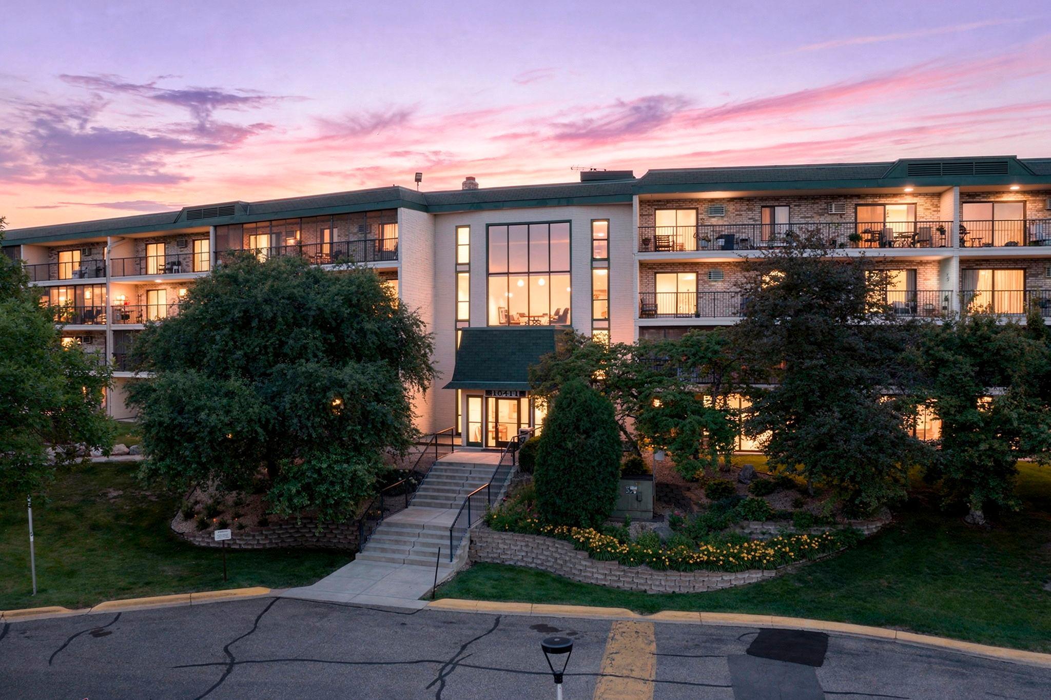 10411 Cedar Lake Road Unit 213 — photo