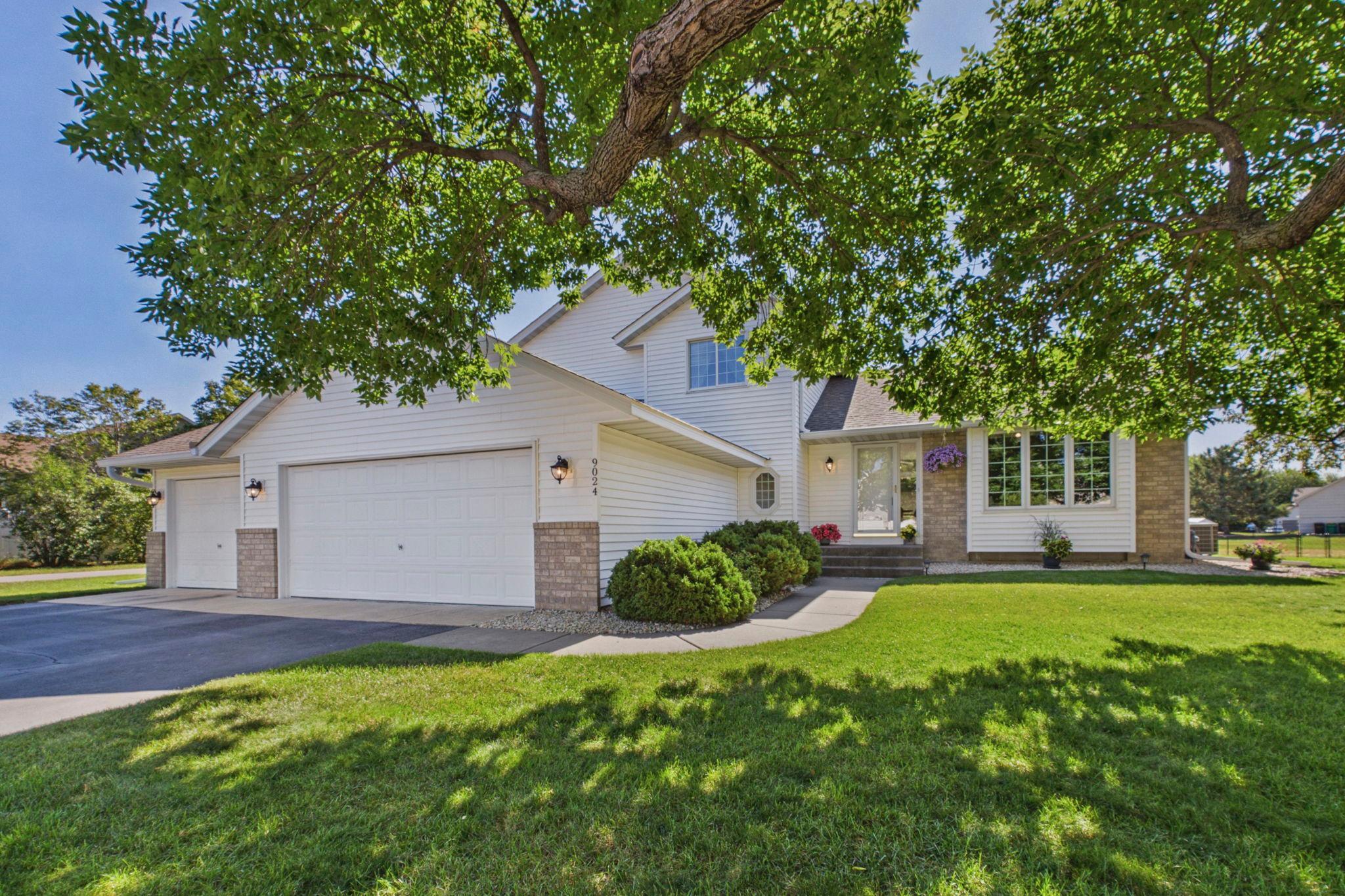 9024 Regent Parkway — photo