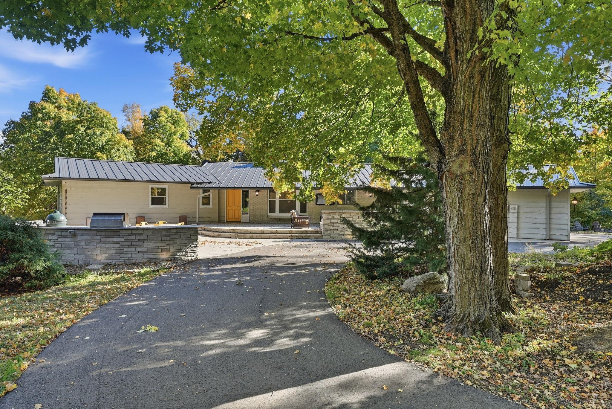 8490 Oak Road — photo