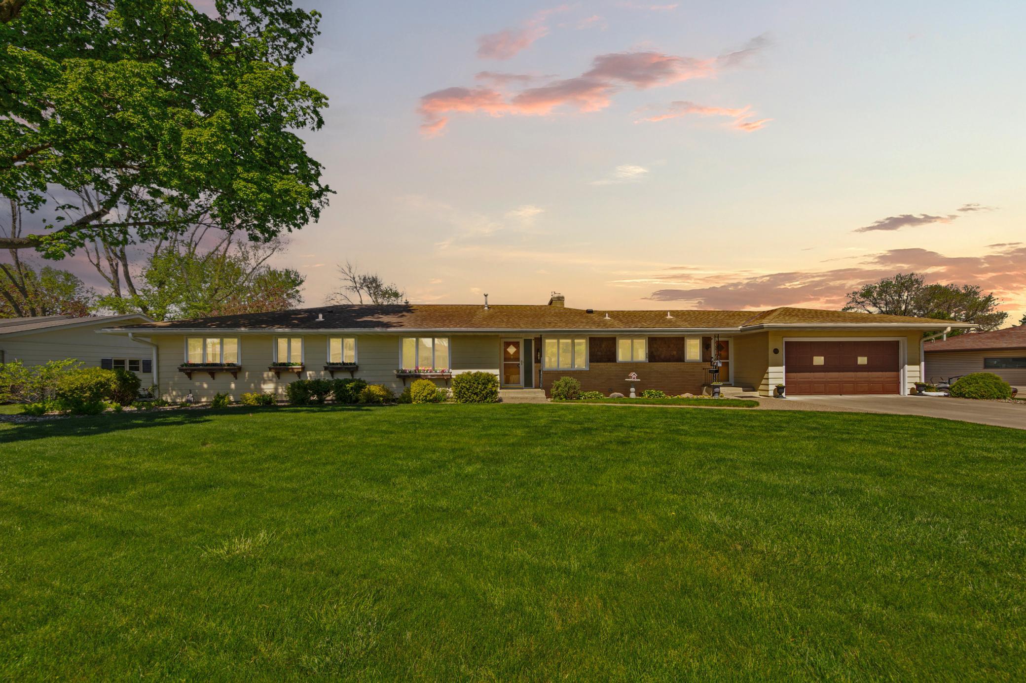 808 Hillcrest Drive — photo