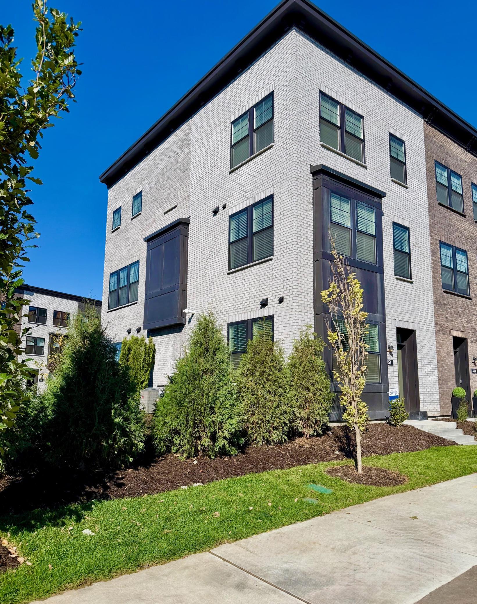 851 Mount Curve — photo