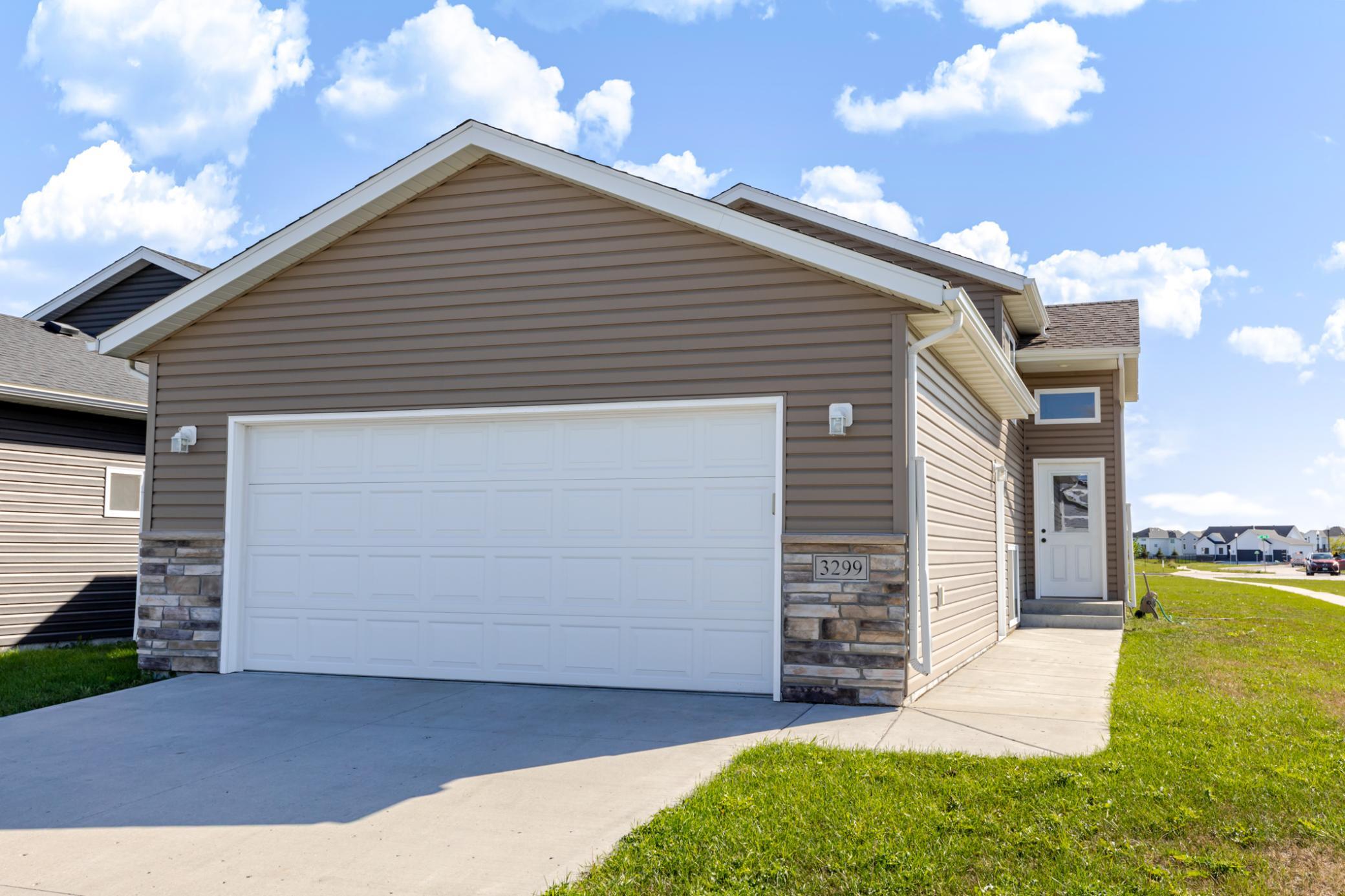 3299 Maple Leaf Loop S — photo