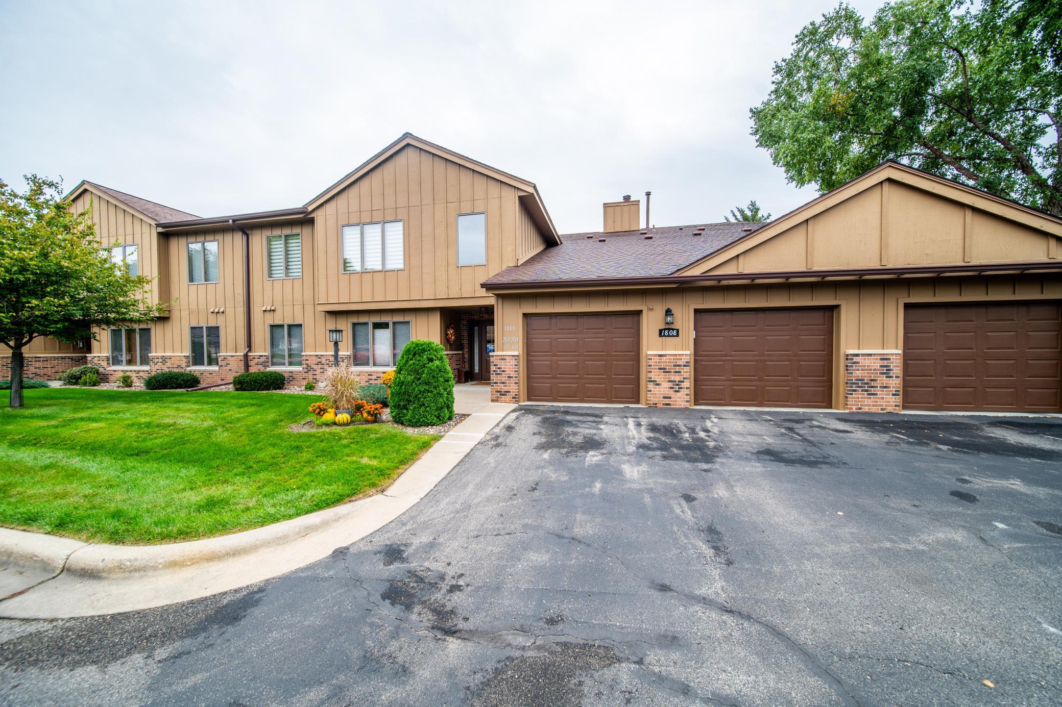 1808 Lakeview Court SW 204 — photo