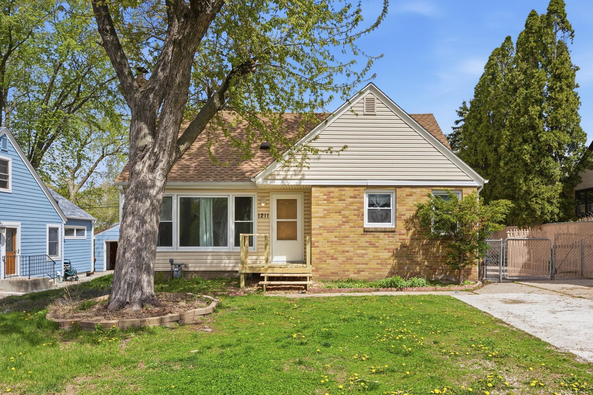 1211 Lealand Road E — photo