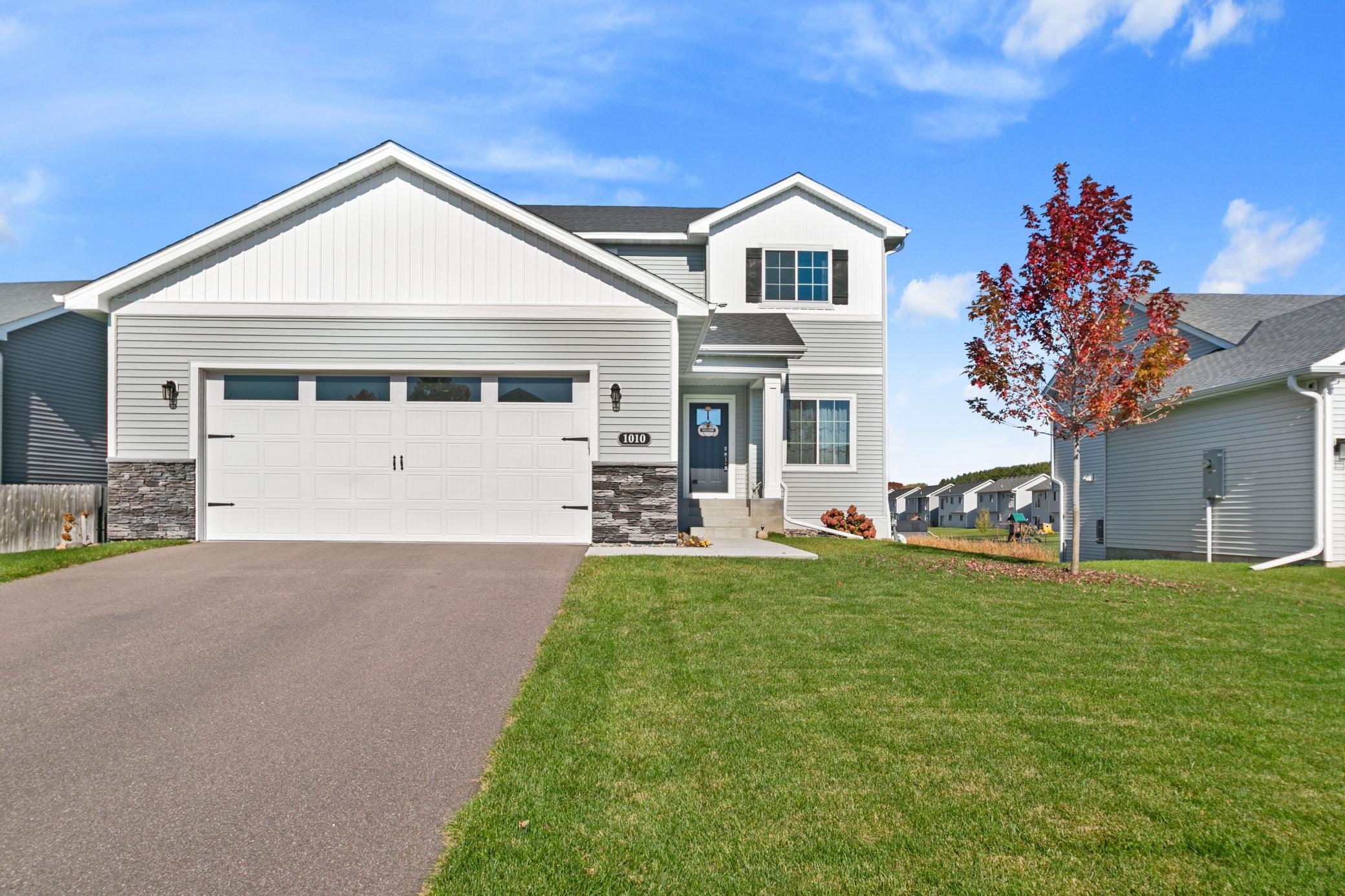 1010 Triumph Trail NE — photo