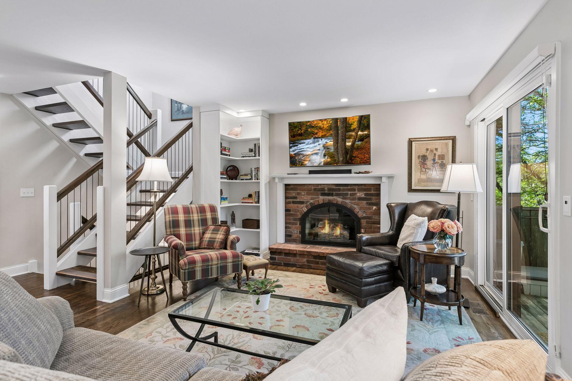 1952 Dupont Avenue S — photo