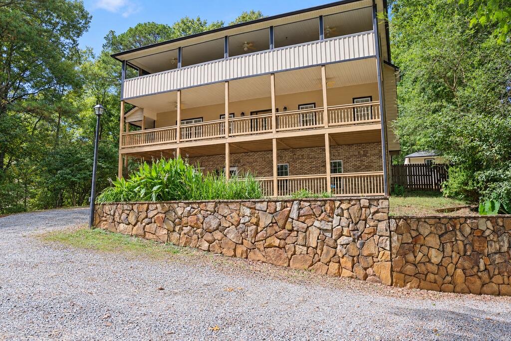 1070 Maxwell Road — photo