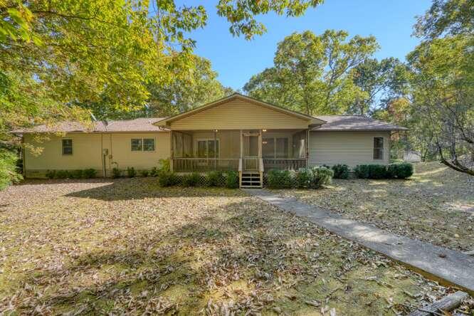 1098 Hollybrook Drive — photo