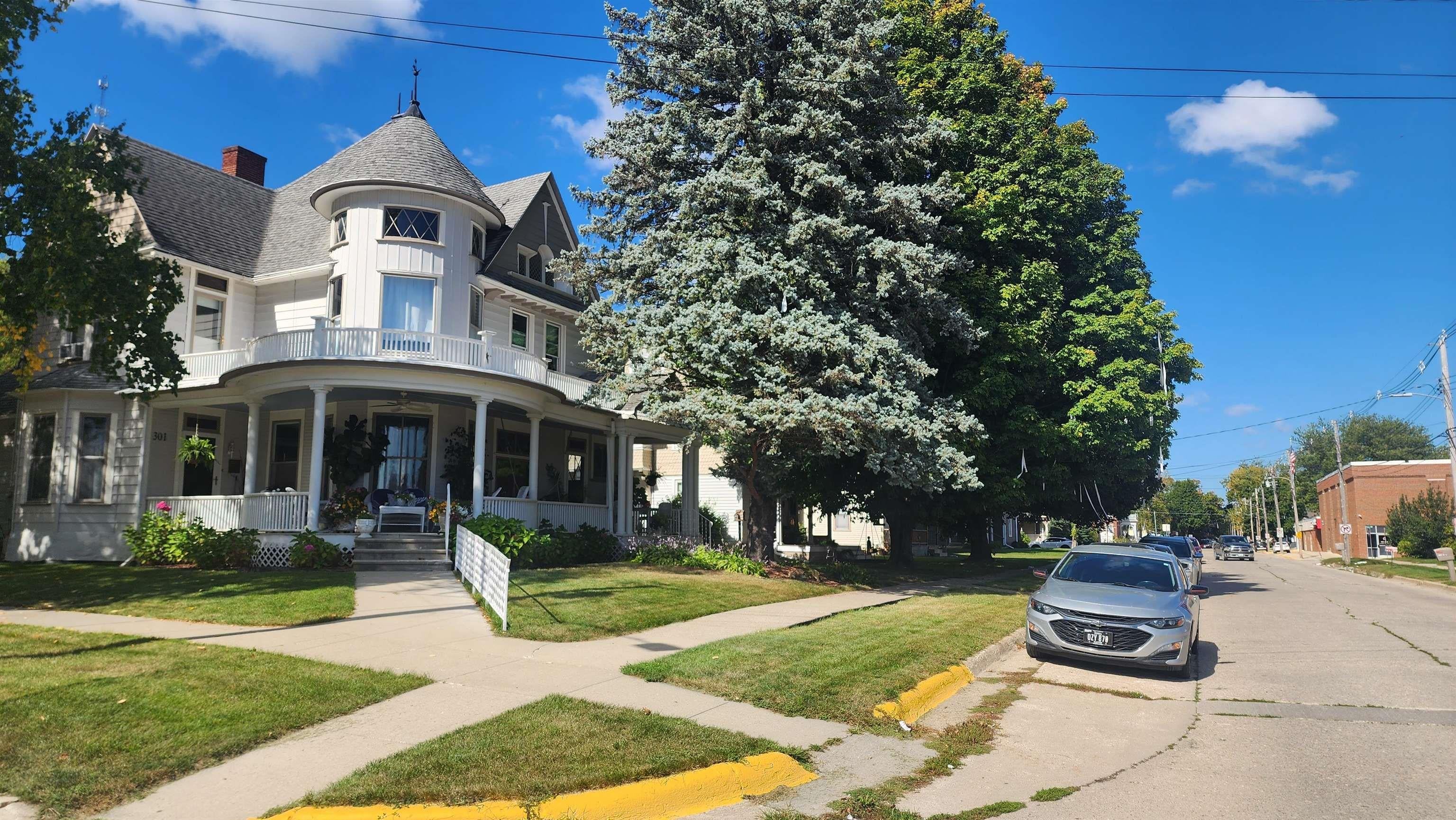 301 NW First Street — photo