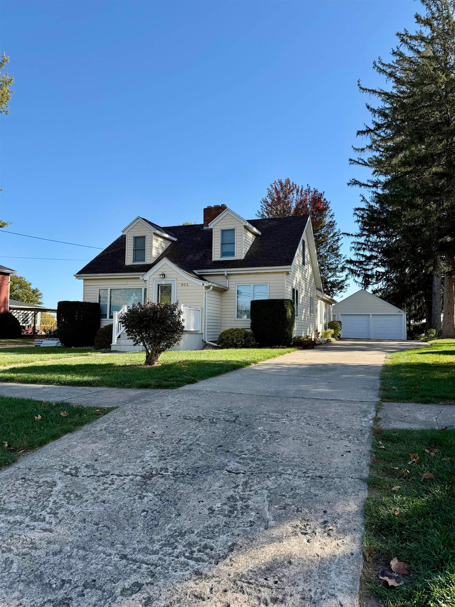 902 Blackhawk Street — photo