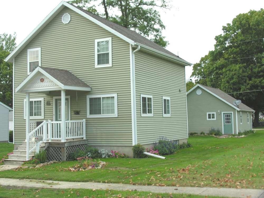 527 Oak Street — photo