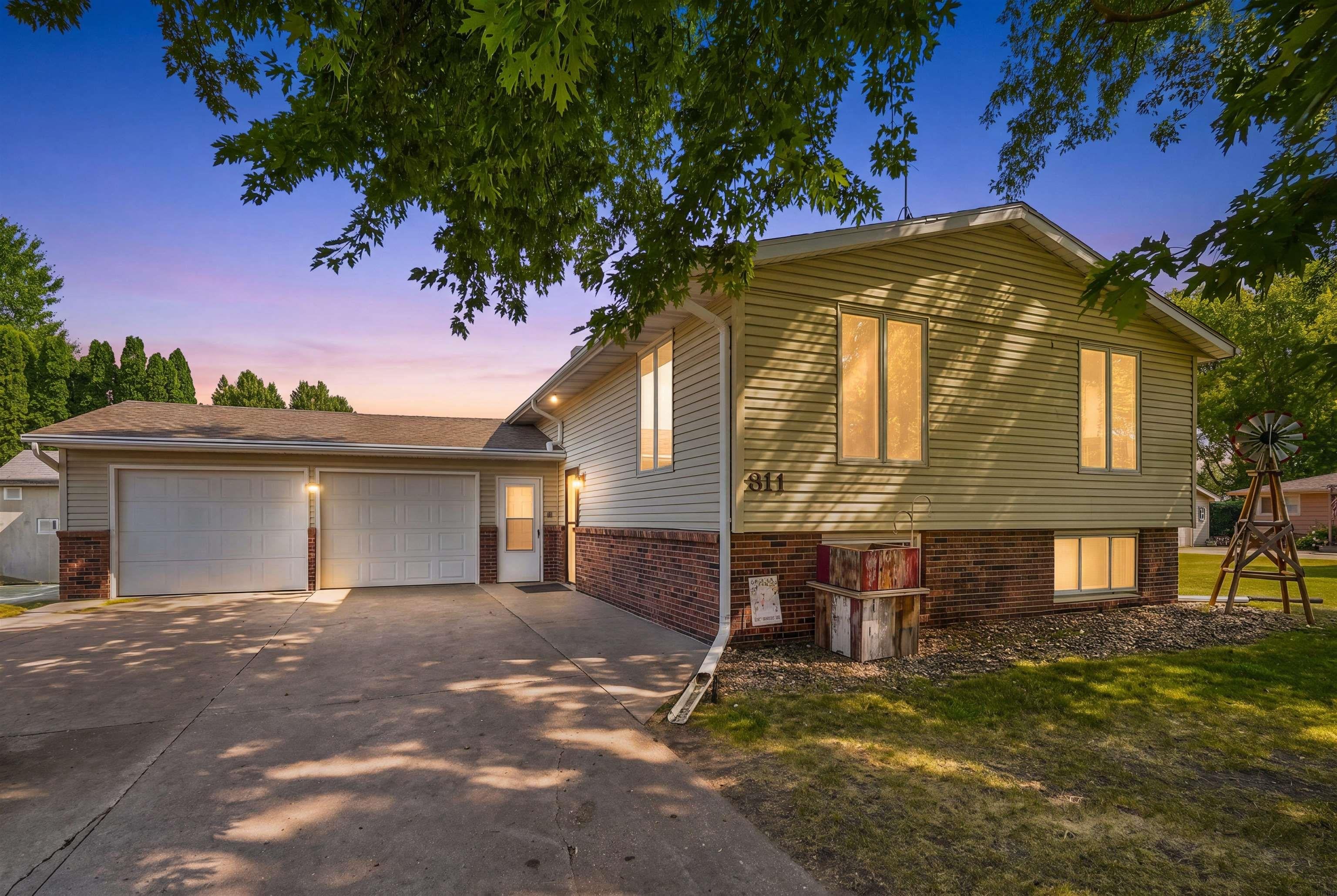 811 Crestview Drive — photo