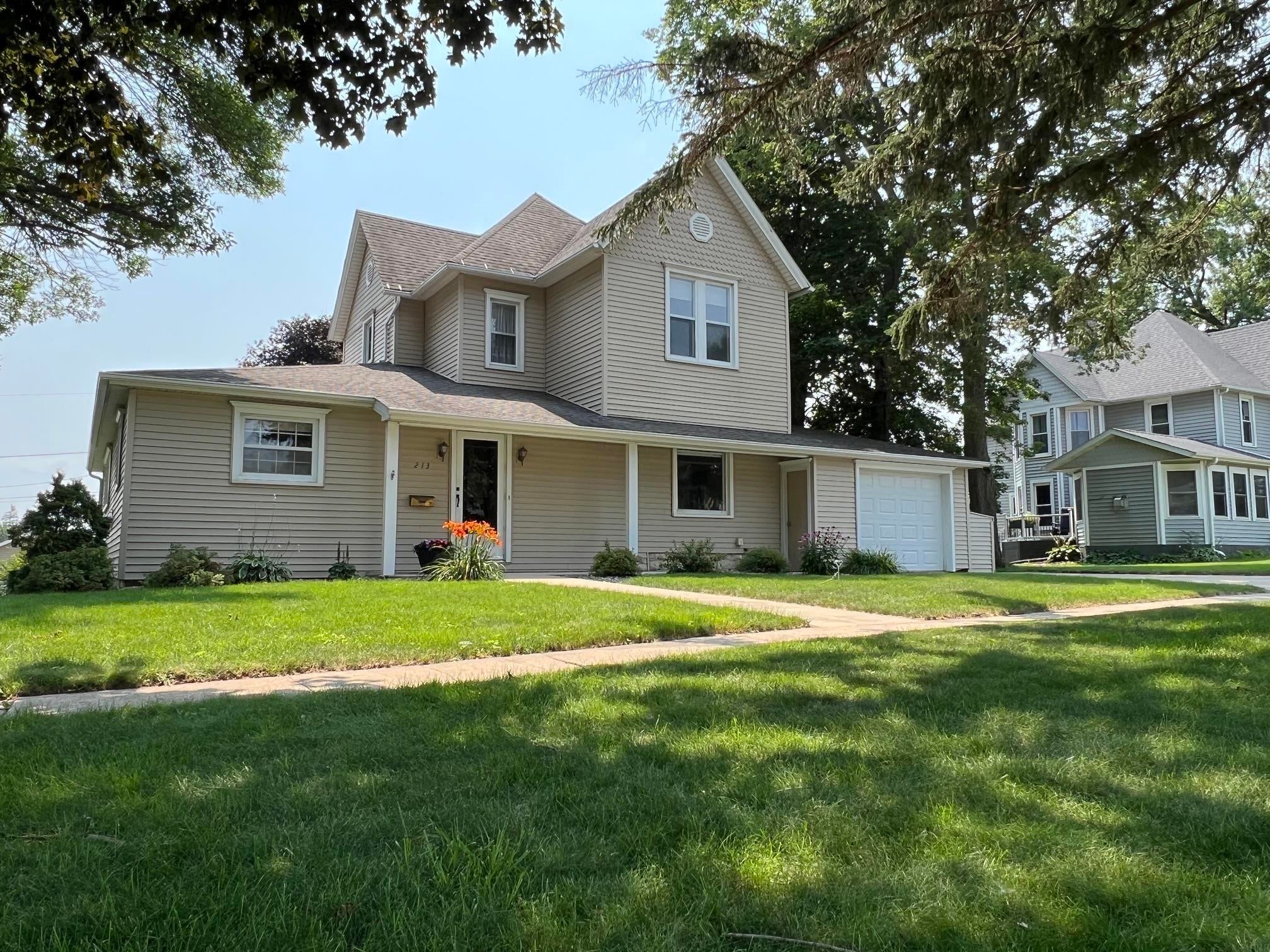 213 W Maple Street — photo