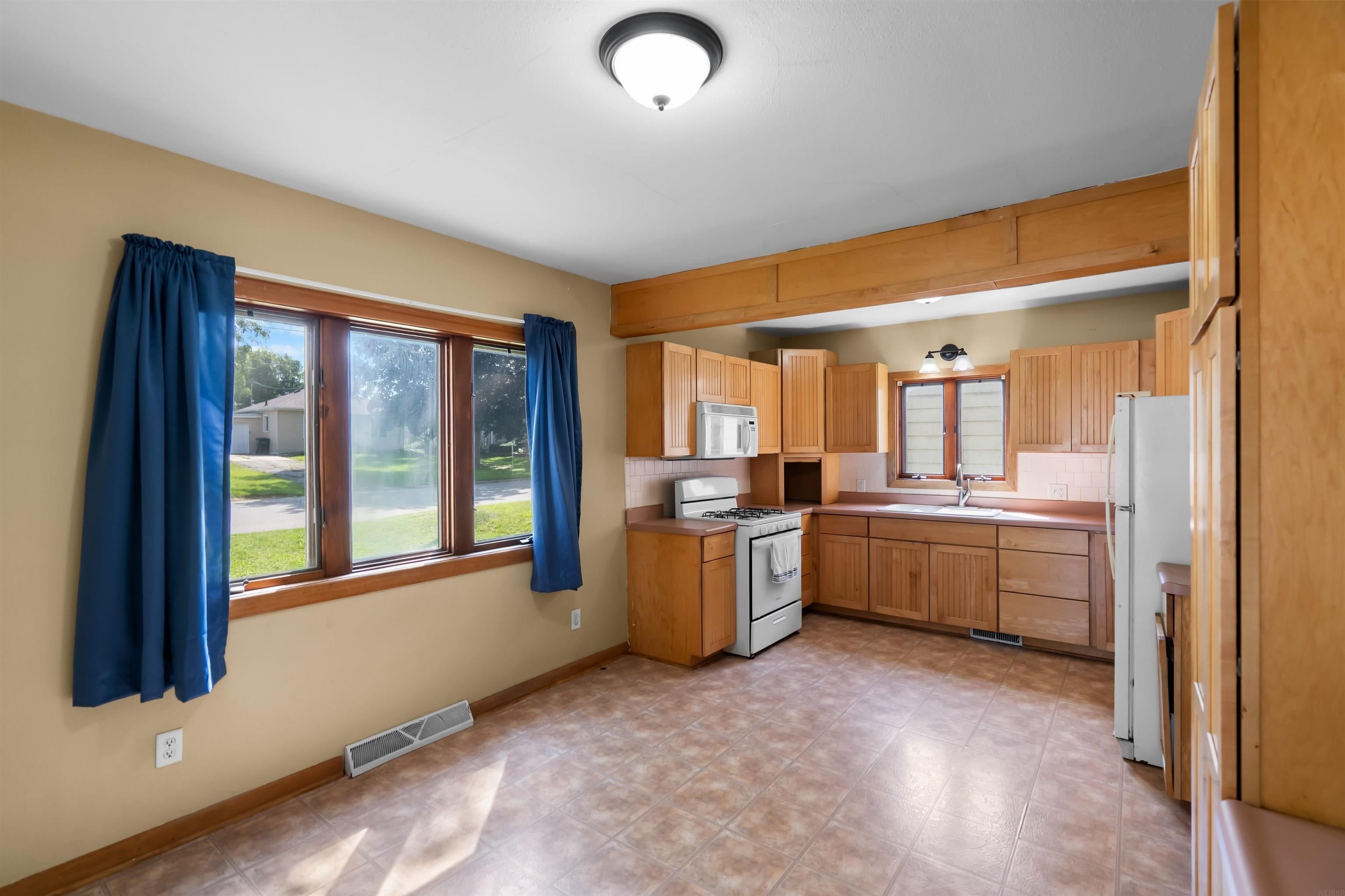 1420 E Mitchell Avenue, Waterloo, IA 50702 — photo 3