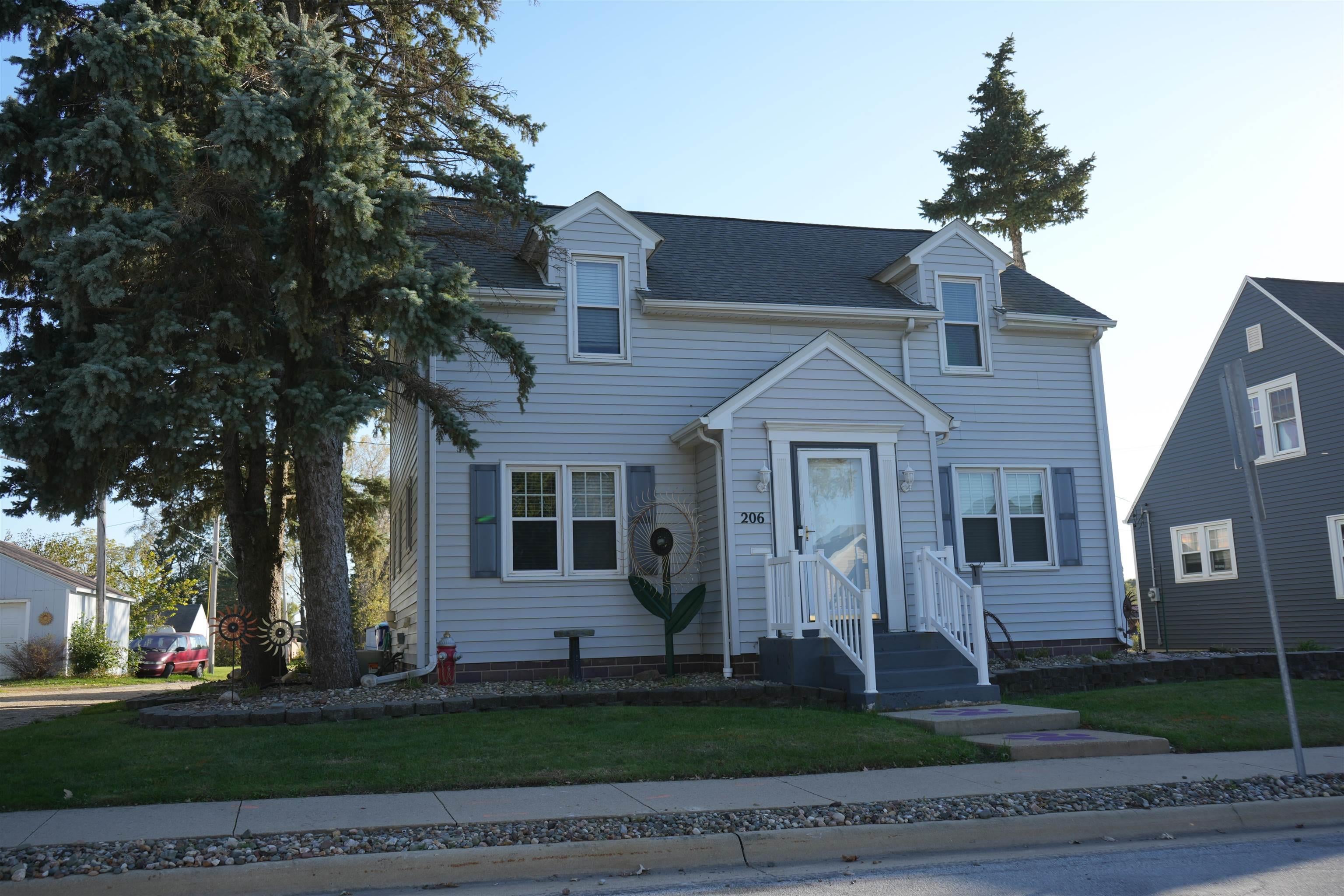 206 3rd St SE. — photo
