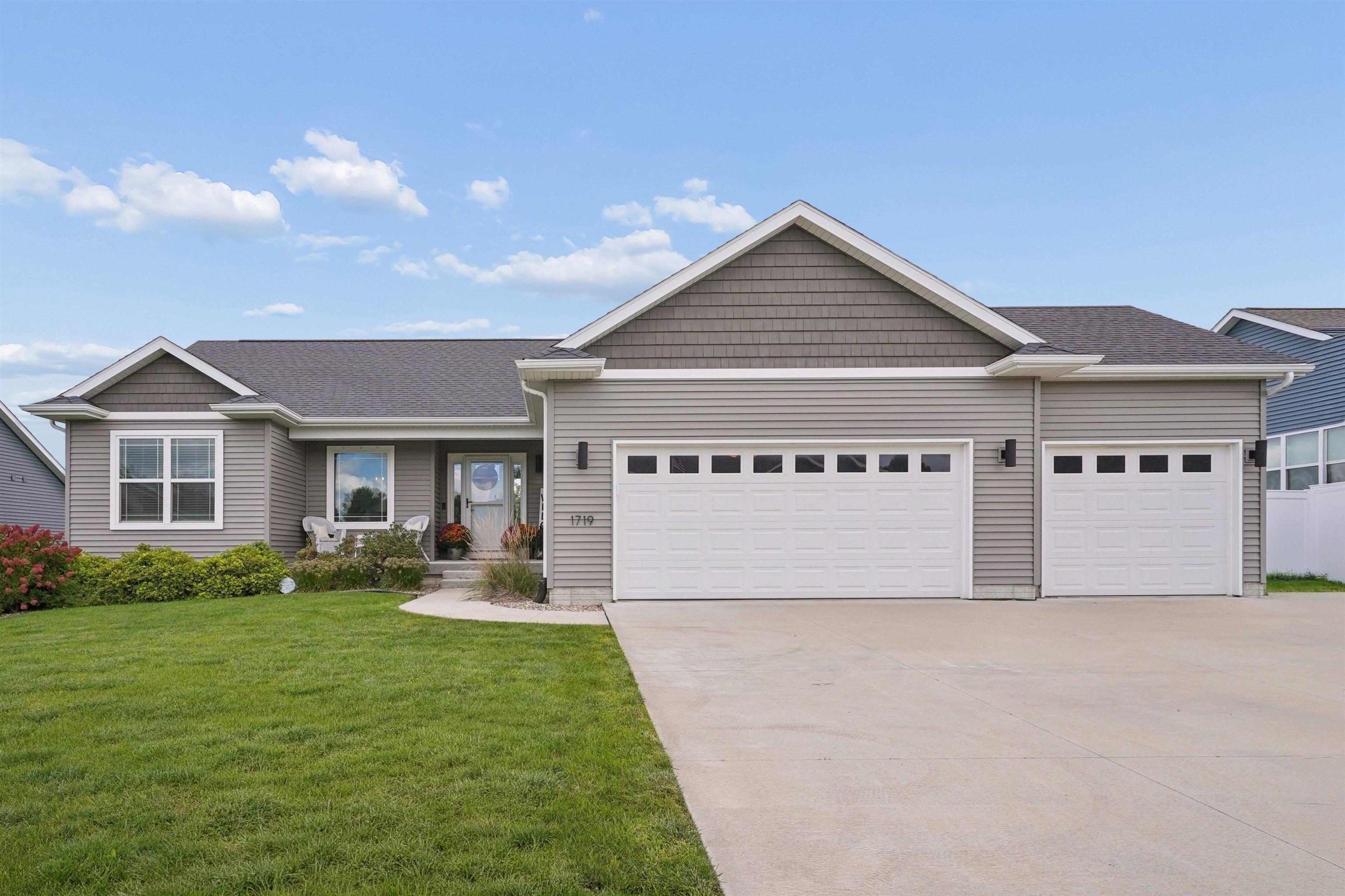 1719 Waxwing Way — photo