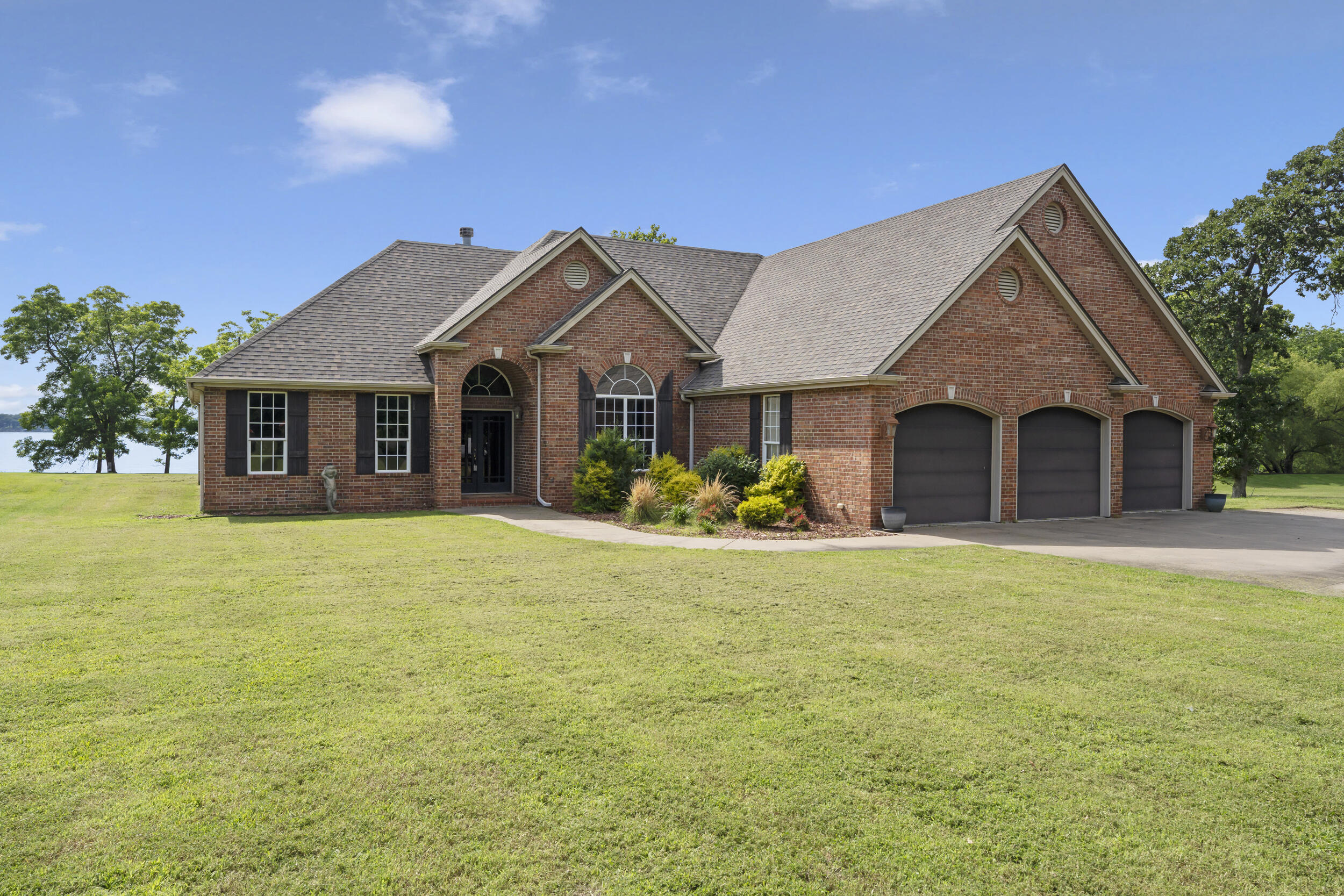 5069 Lake Breeze Road — photo