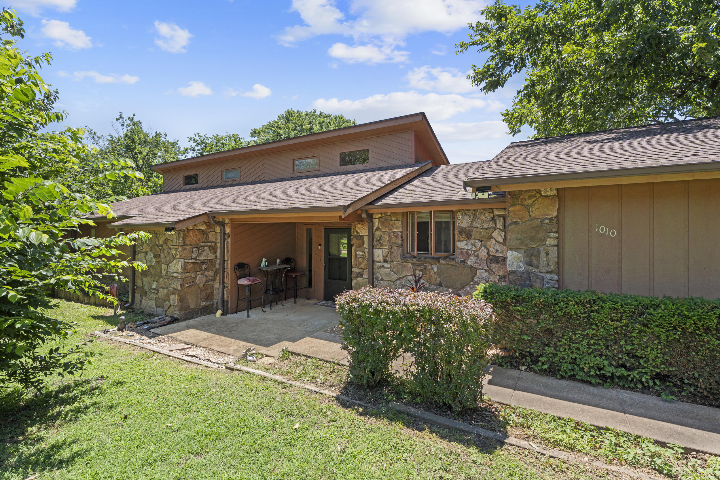 1010 S Sycamore Drive — photo