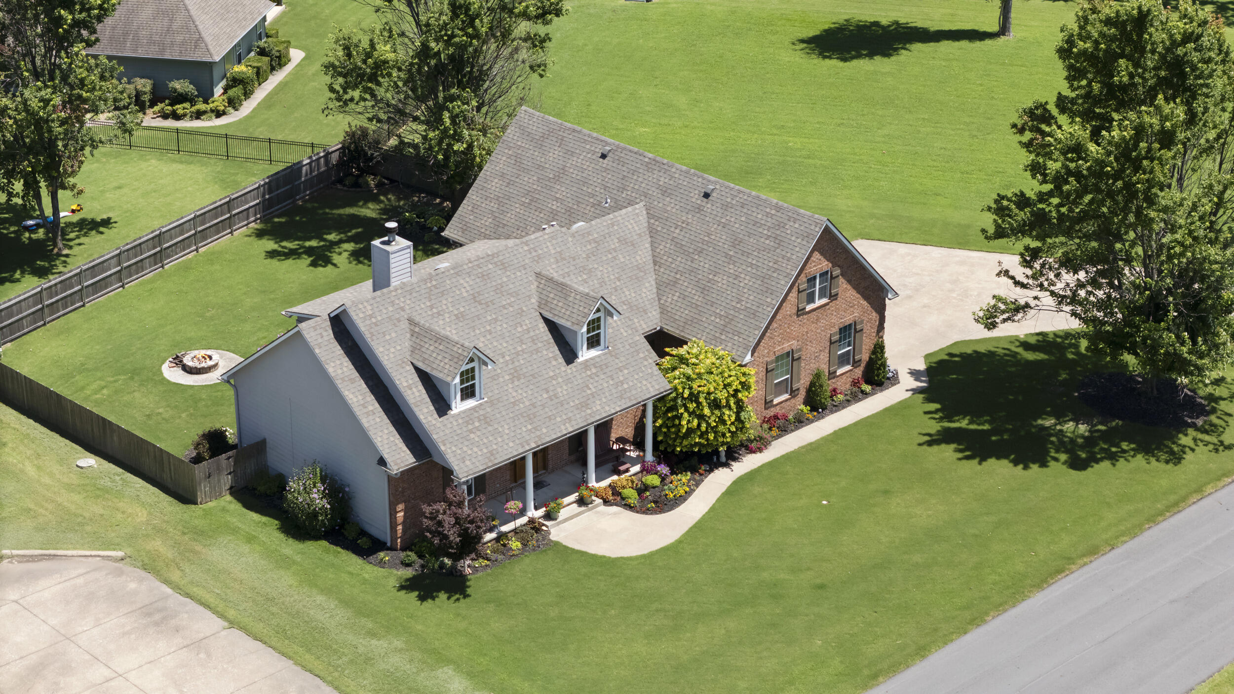 4975 Lake Breeze Road — photo