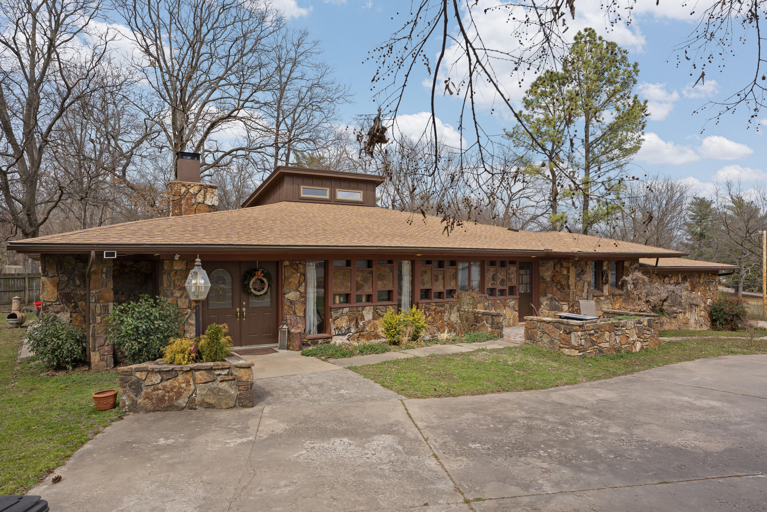 1202 Woodcrest Way — photo