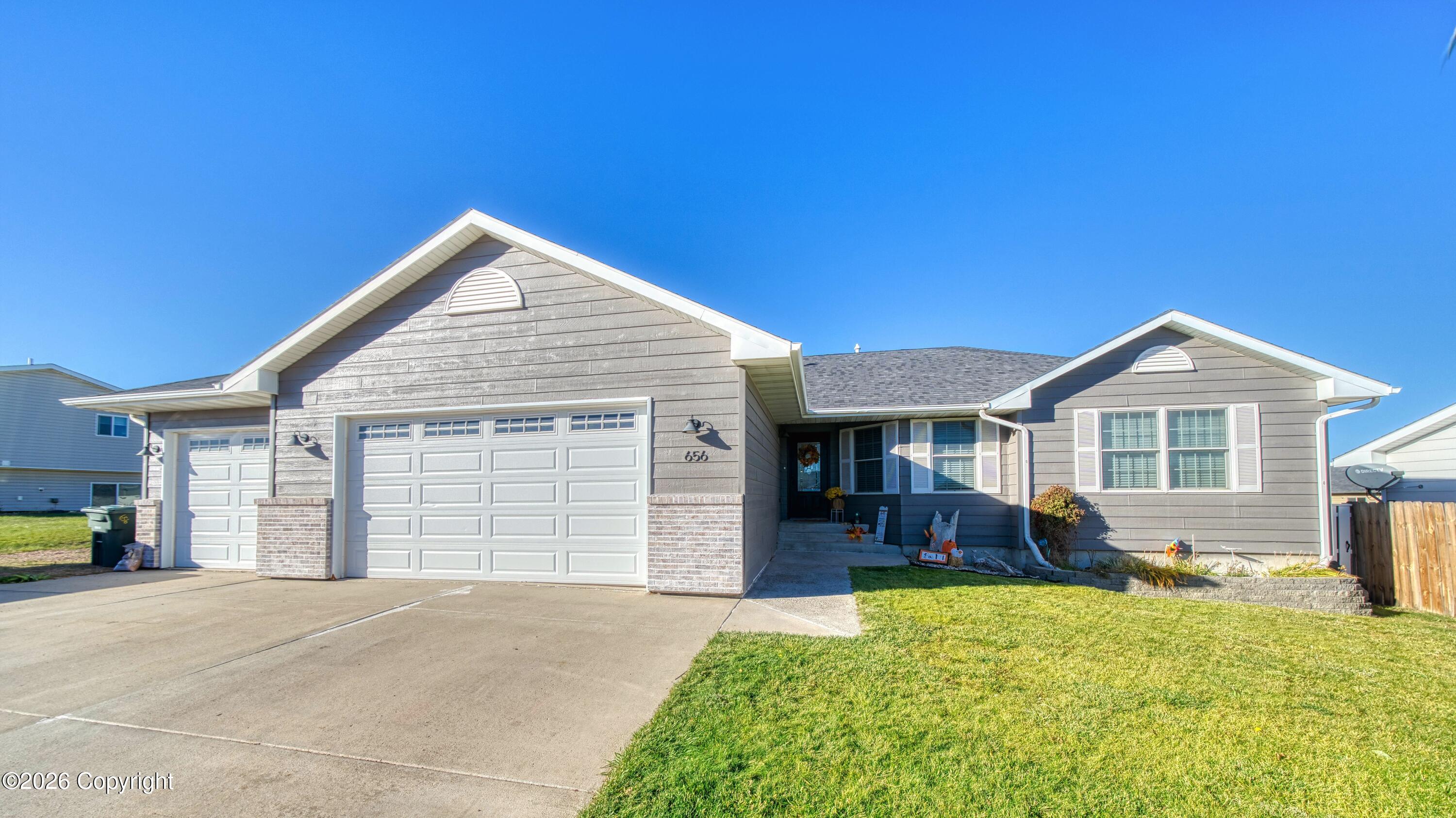 656 Lakeland Hills Dr - — photo
