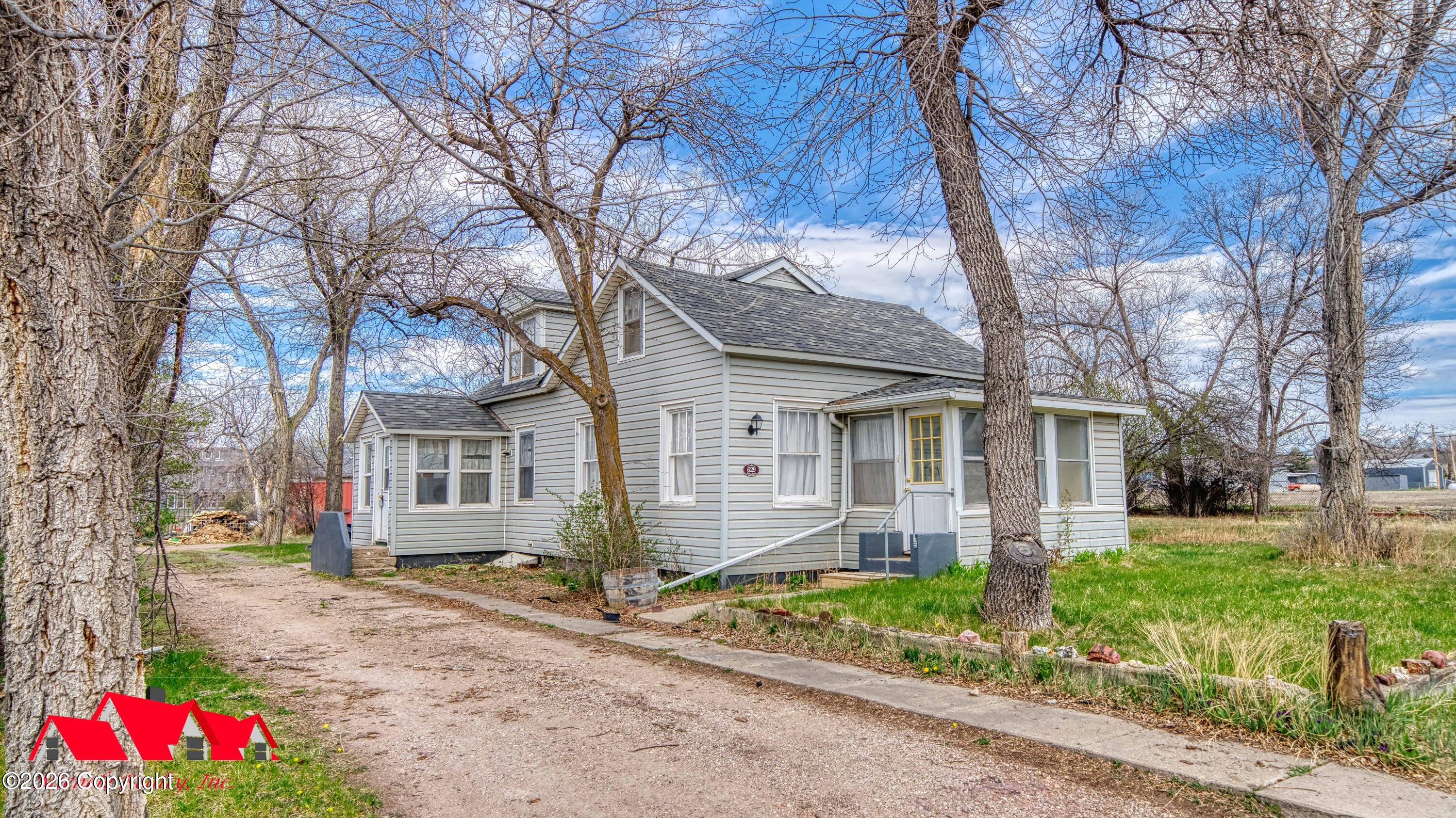 629 Willow - — photo