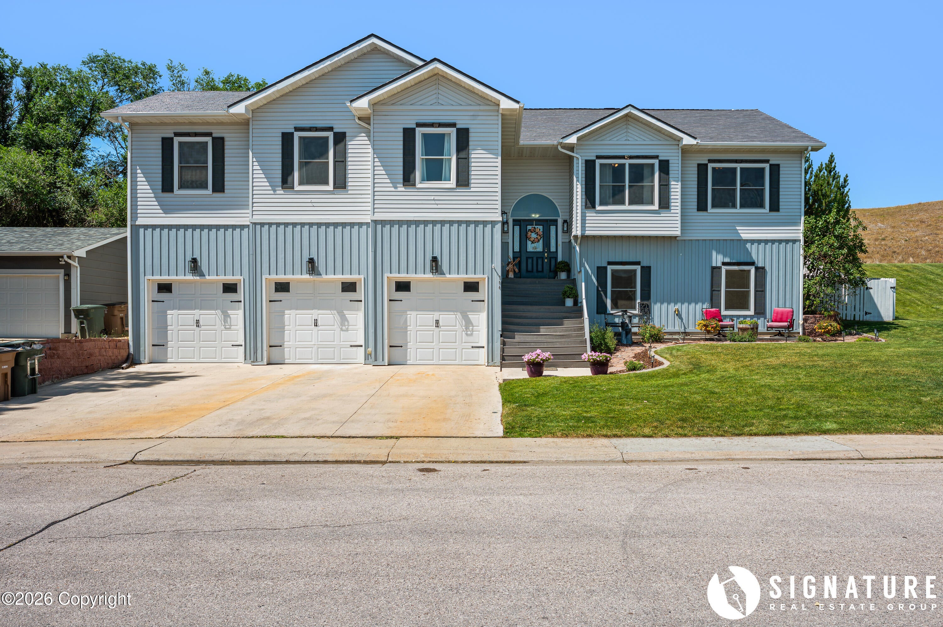 704 Fairway Dr - — photo