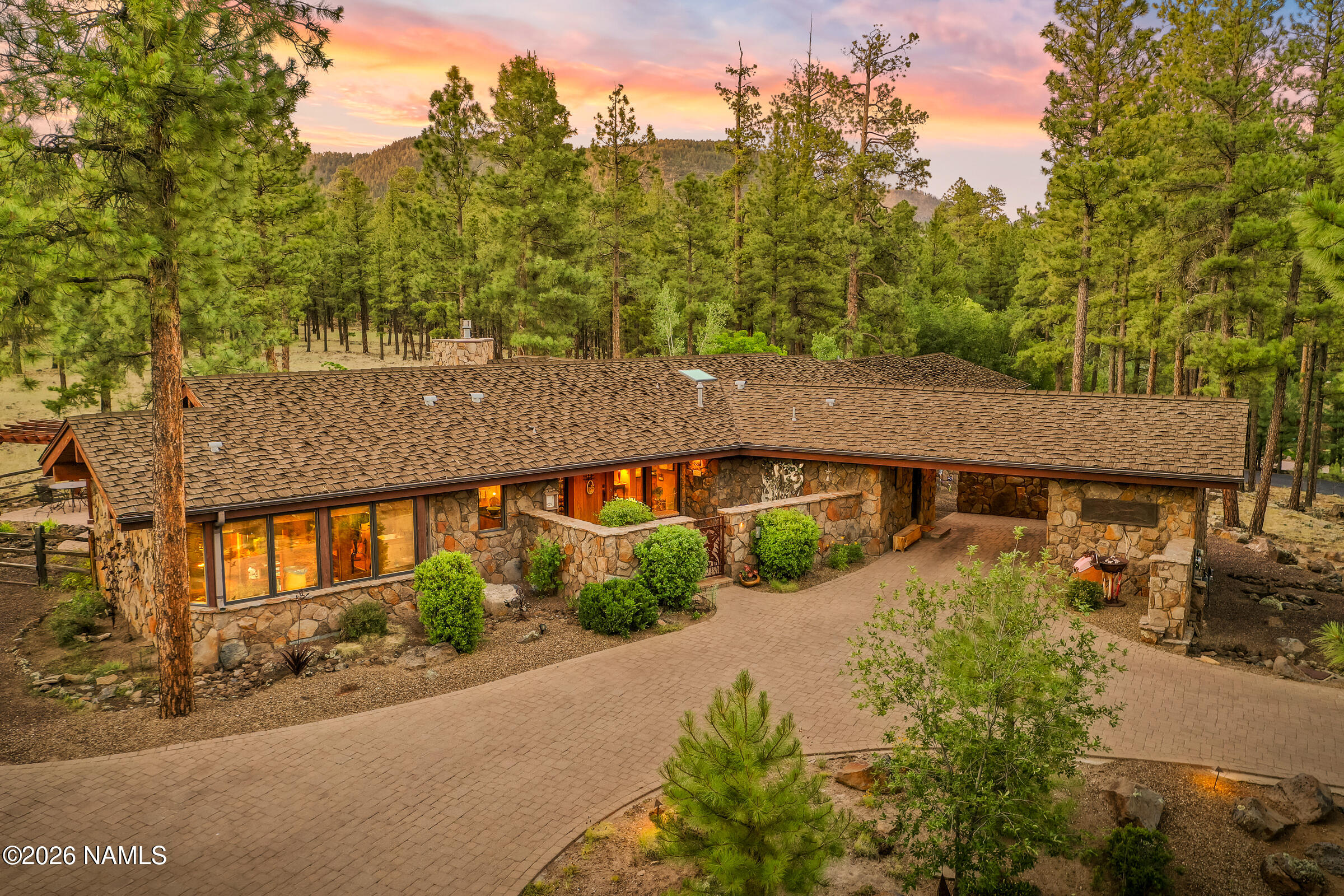 2901 N Creekside Drive — photo