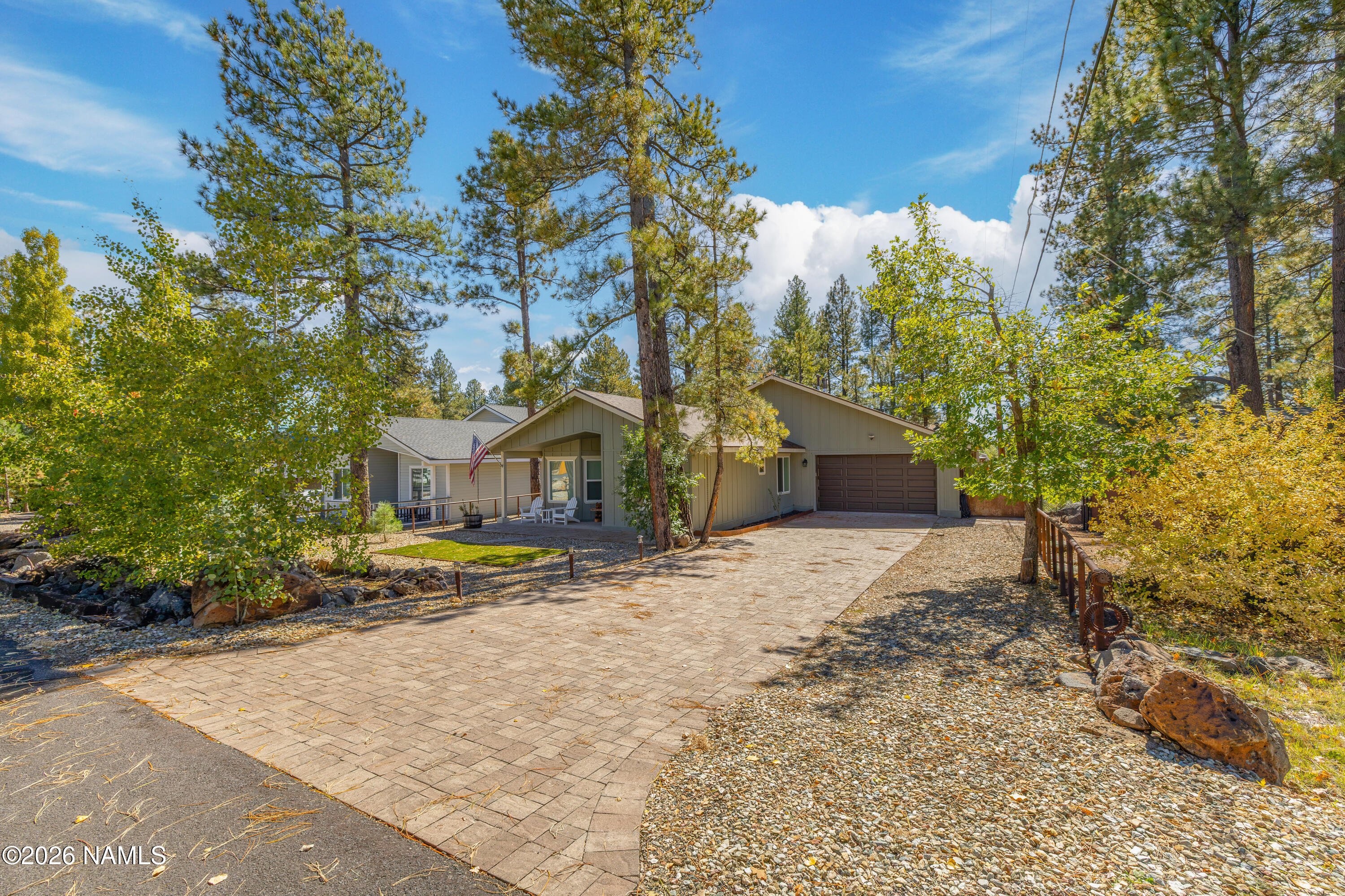 555 E Hillside Drive — photo